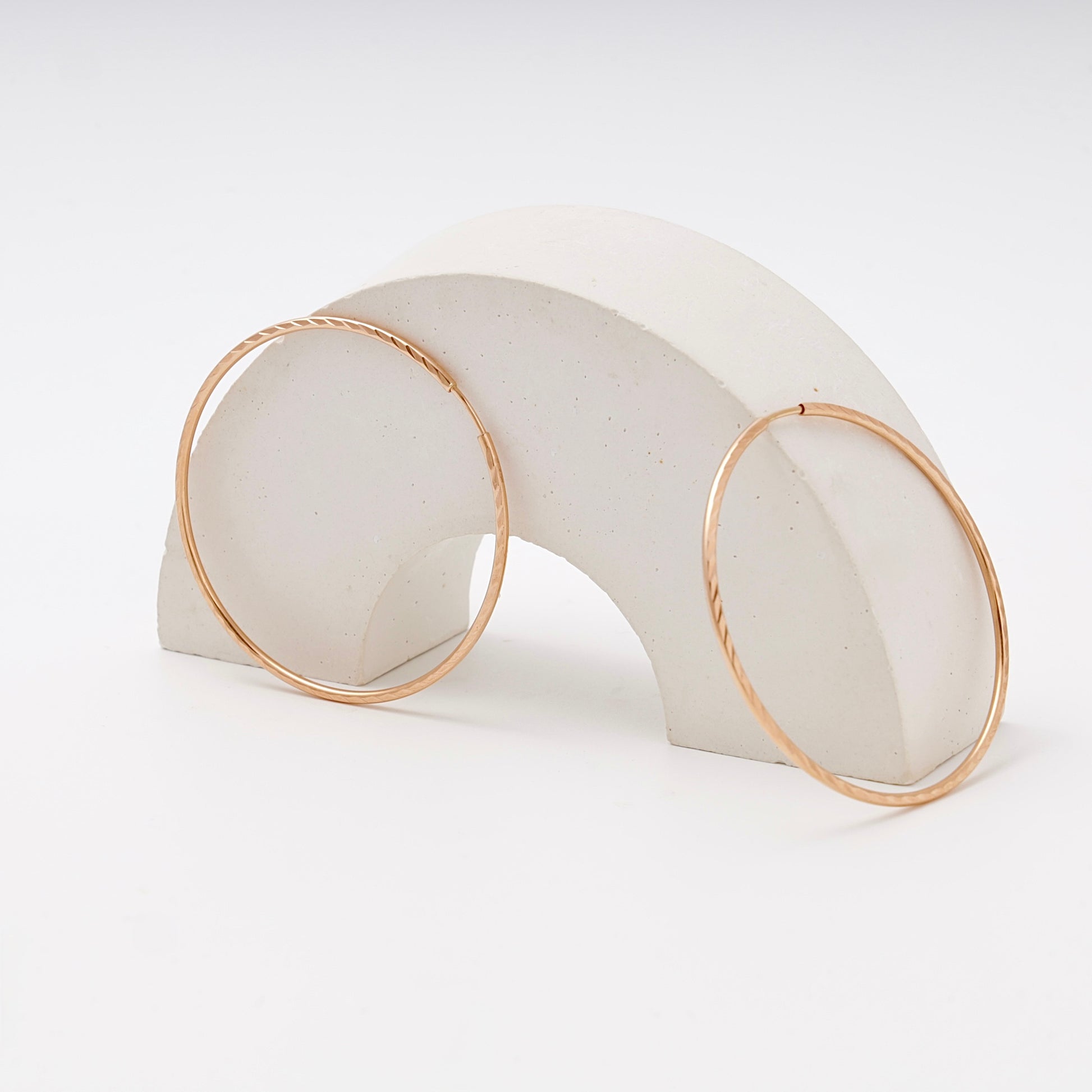 Rose Gold 585 Diamond-Cut Hoop Earrings 48 mm — detail — Kabluchka