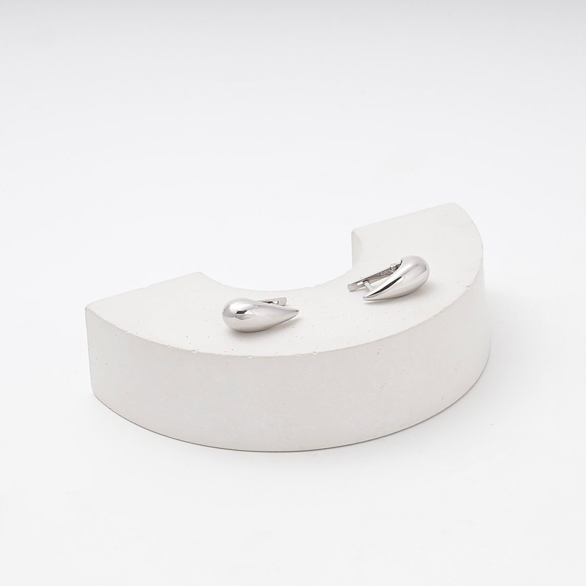 Silver 925 Polished Chunky Teardrop Earrings on display — Kabluchka