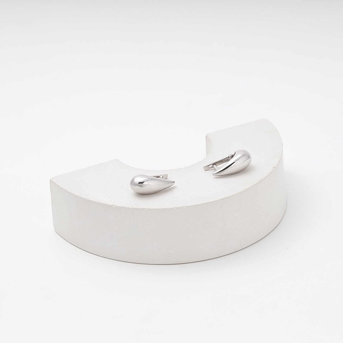 Silver 925 Polished Chunky Teardrop Earrings on display — Kabluchka
