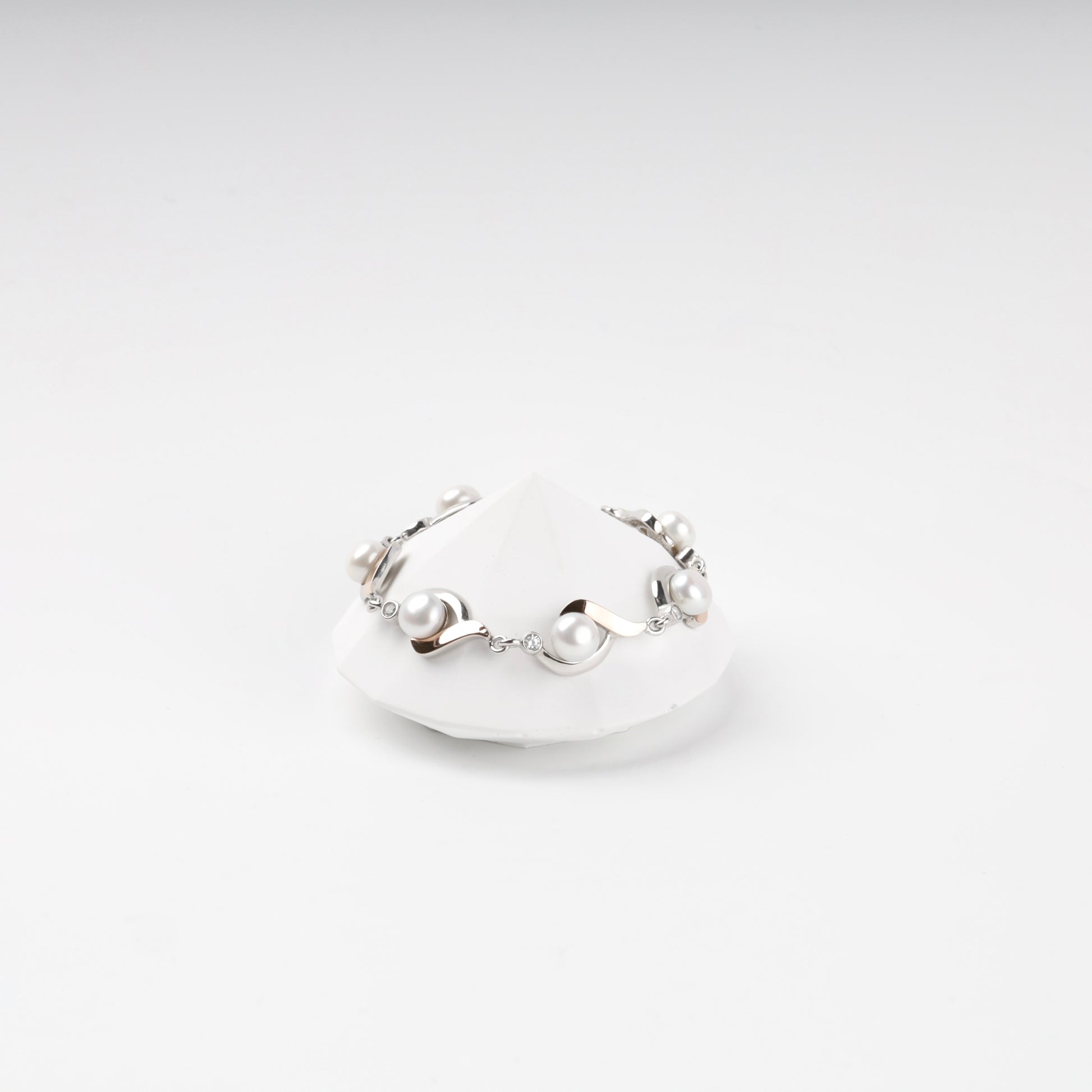 Rhodium-plated Silver 925 and Gold 375 pearl and cubic zirconia link bracelet — front view — Kabluchka