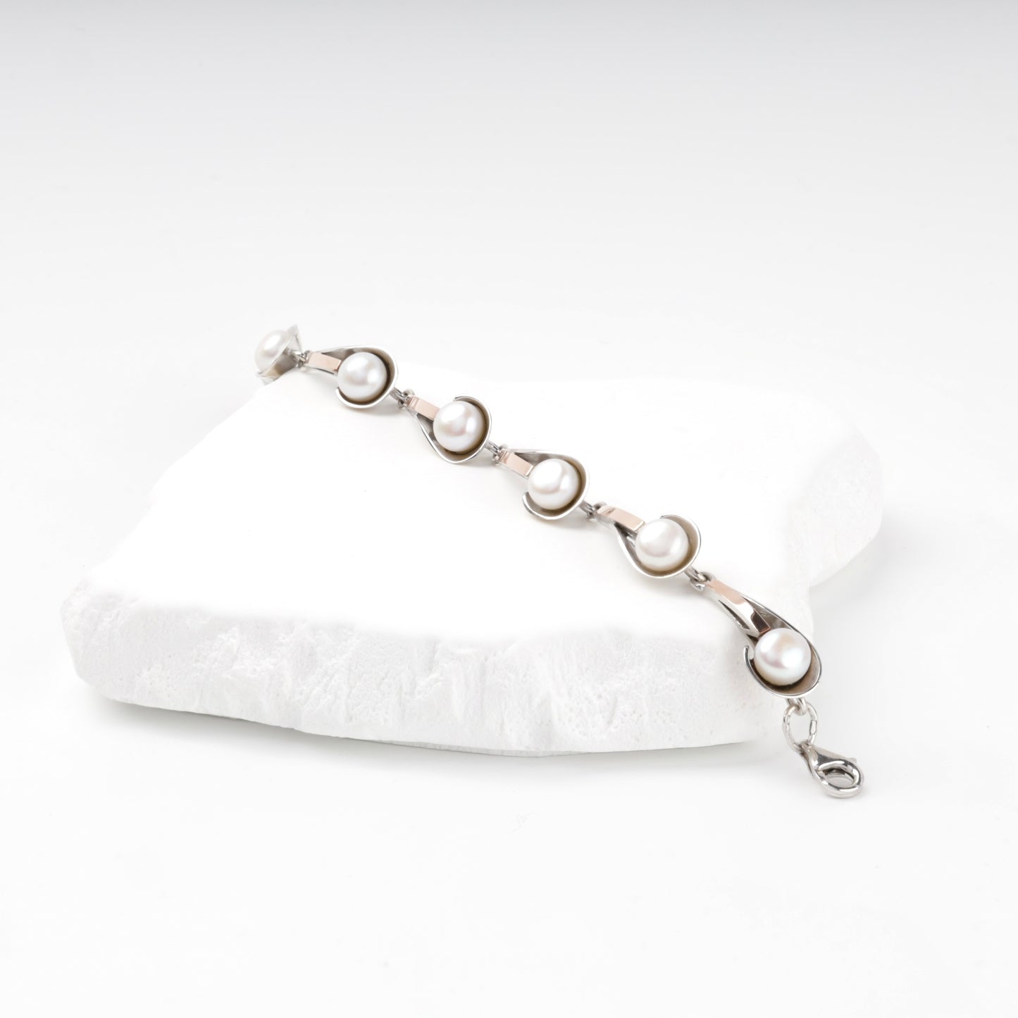 Two-tone pearl link bracelet with lobster clasp — display view — Kabluchka