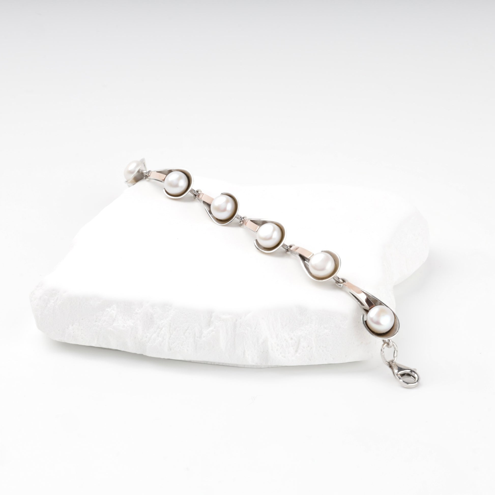 Two-tone pearl link bracelet with lobster clasp — display view — Kabluchka