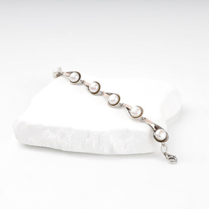 Two-tone pearl link bracelet with lobster clasp — display view — Kabluchka