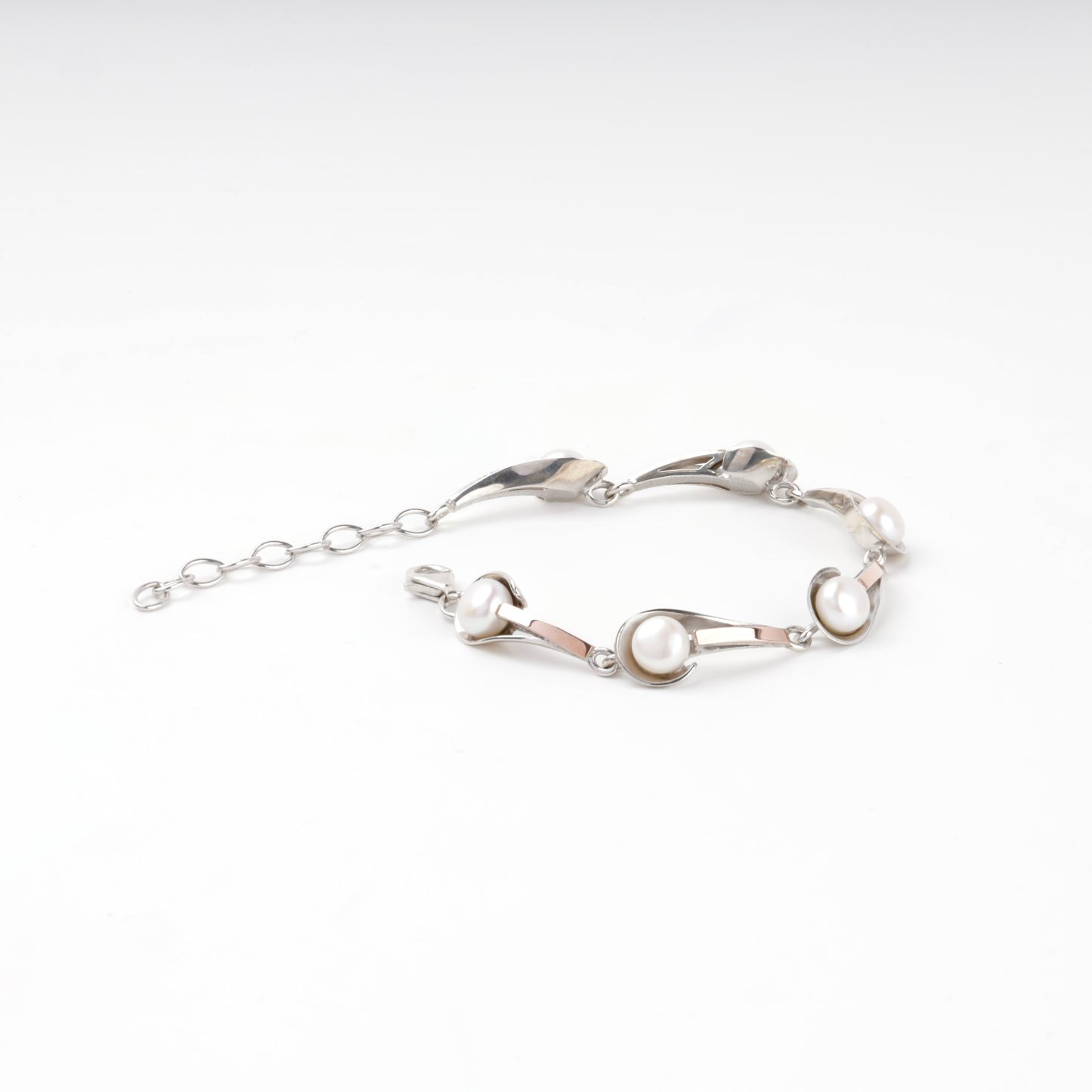 Pearl link bracelet with extension chain — angled view — Kabluchka