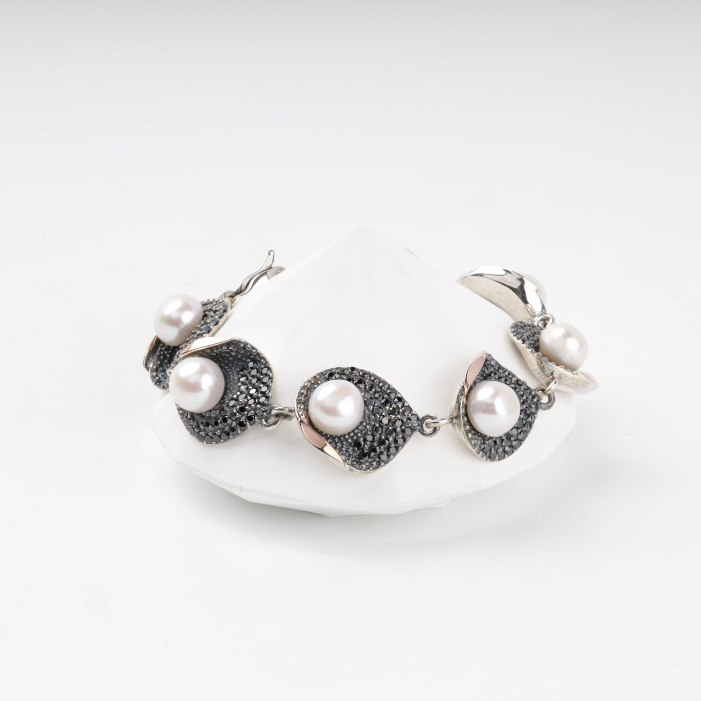 Silver 925 bracelet links with cultured pearls and dark stones
