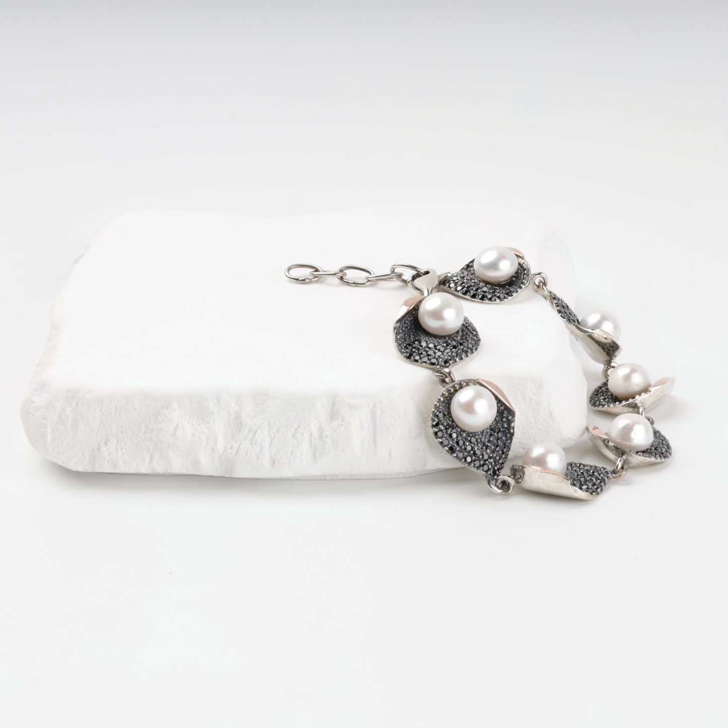 Pearl link bracelet with Gold 375 accents, angled view