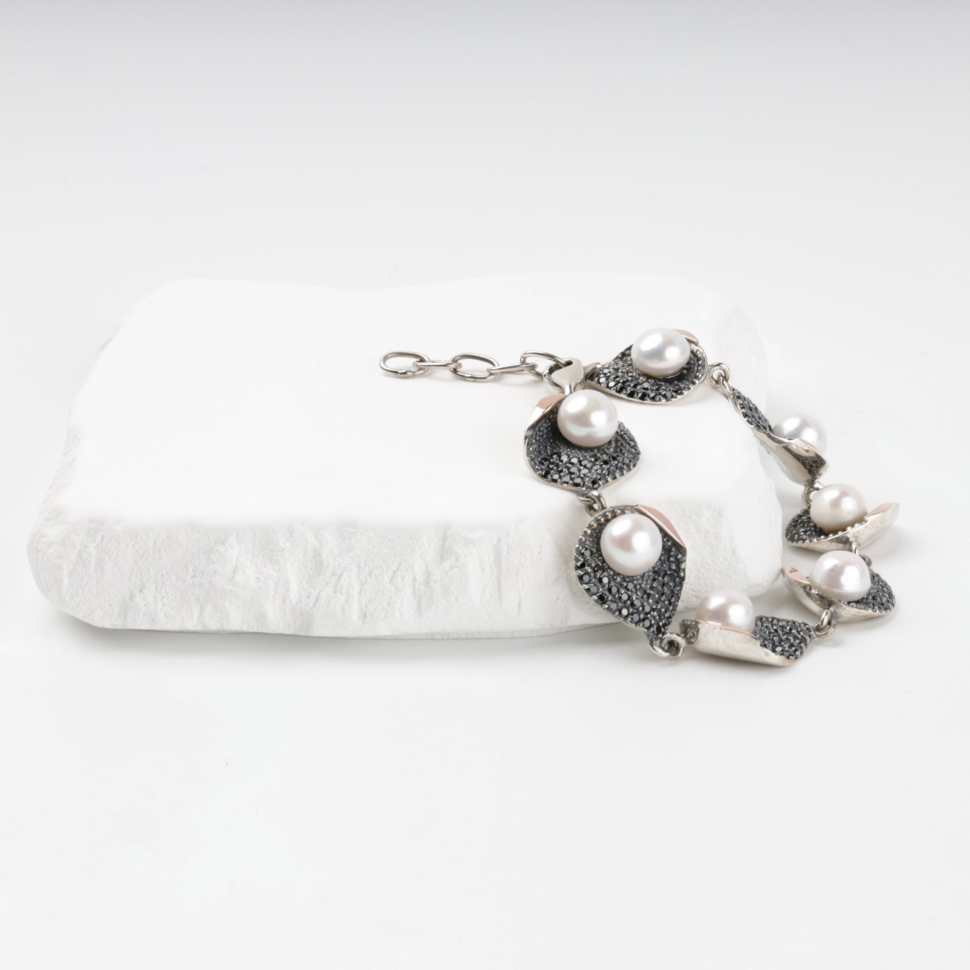 Pearl link bracelet with Gold 375 accents, angled view