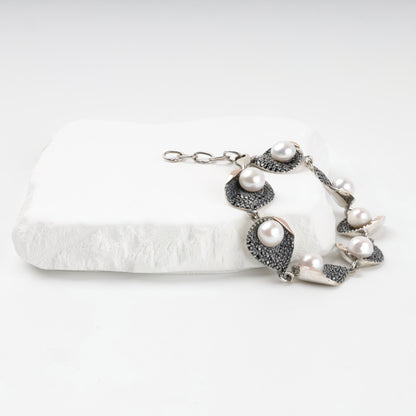 Pearl link bracelet with Gold 375 accents, angled view
