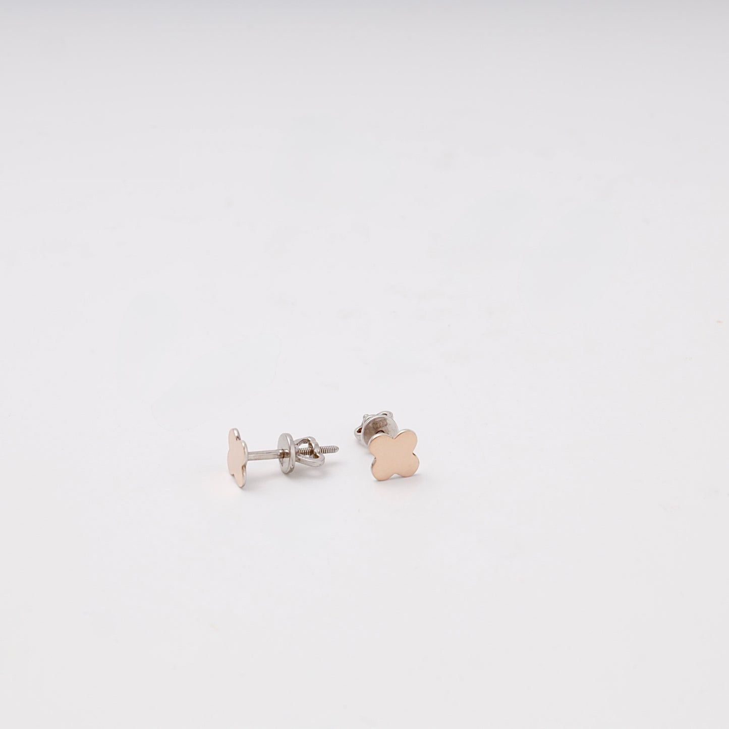 Silver 925 rose gold clover stud earrings, detail — Kabluchka