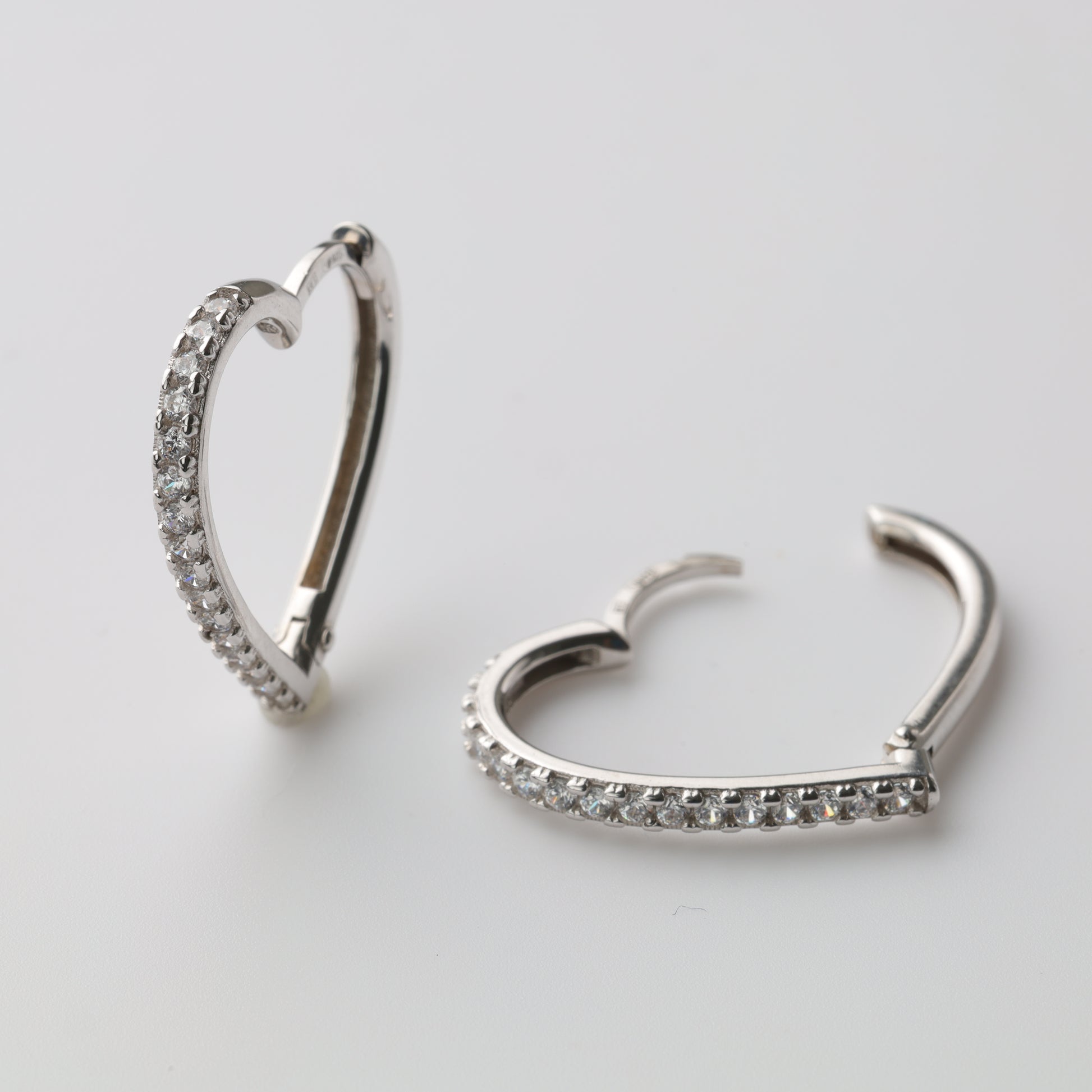 Silver 925 heart huggie earrings side view - Kabluchka