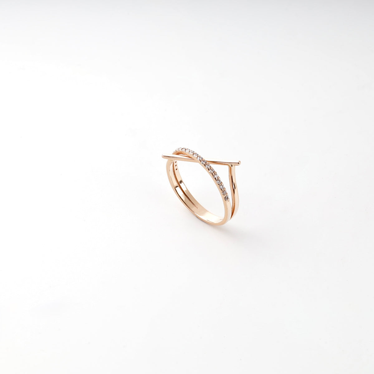 Rose gold crossing ring side view — Kabluchka