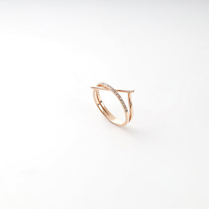 Rose gold crossing ring side view — Kabluchka