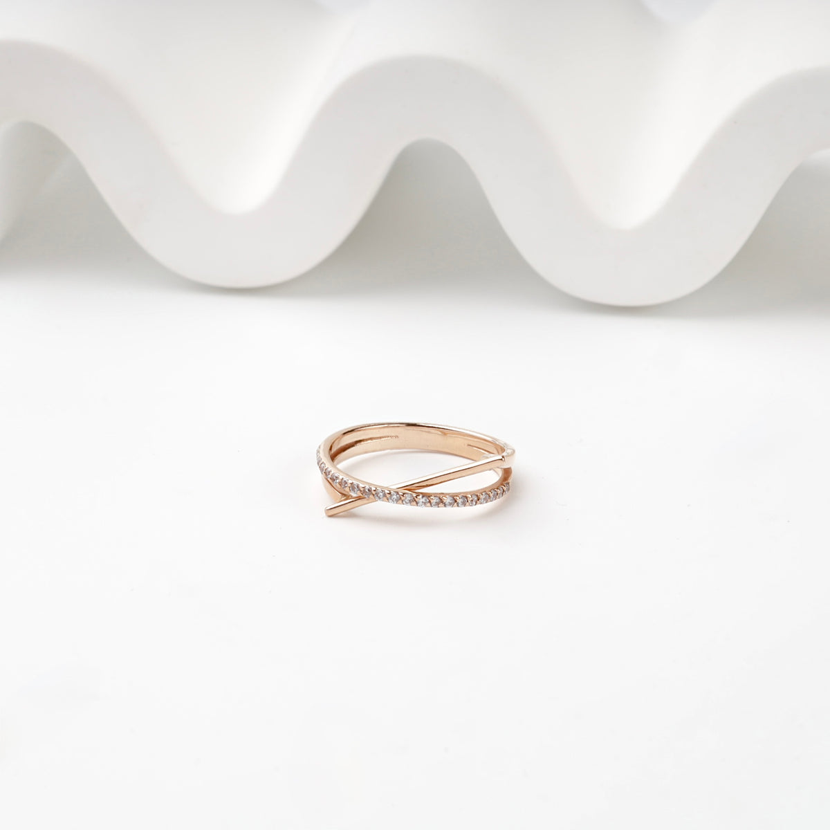 Cubic zirconia crossing ring front view — Kabluchka