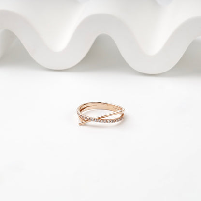Cubic zirconia crossing ring front view — Kabluchka