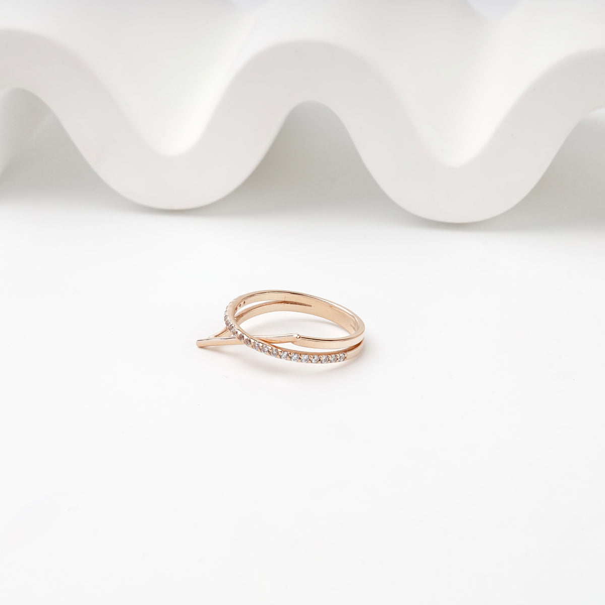 Rose gold geometric ring angled view — Kabluchka