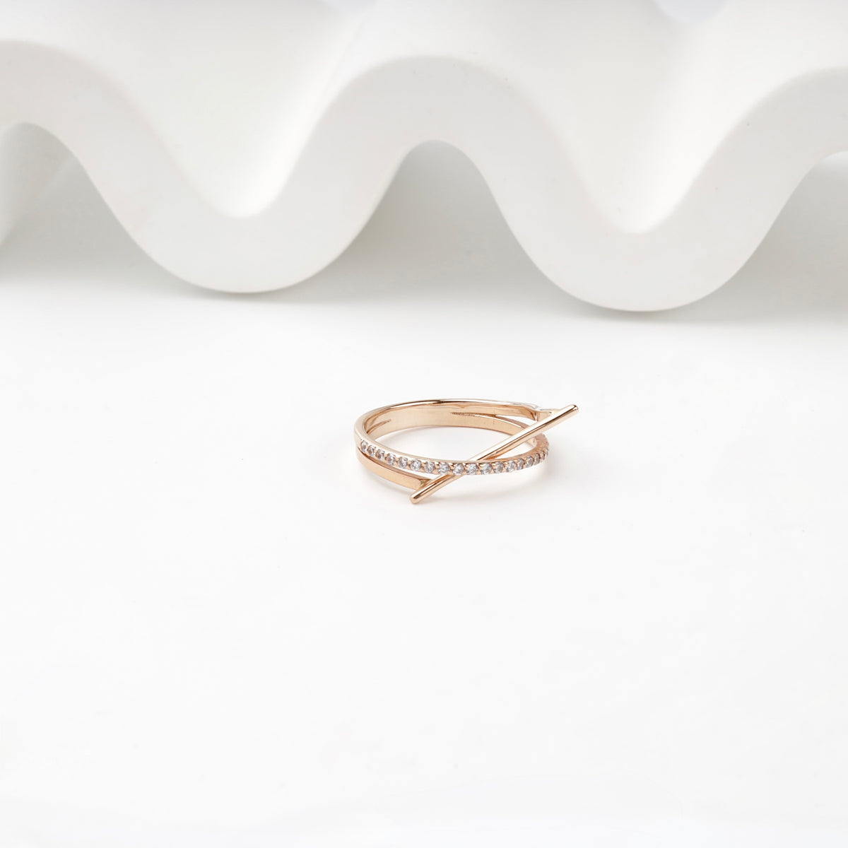 Rose gold cubic zirconia ring detail — Kabluchka