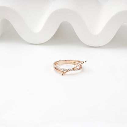 Rose gold cubic zirconia ring detail — Kabluchka