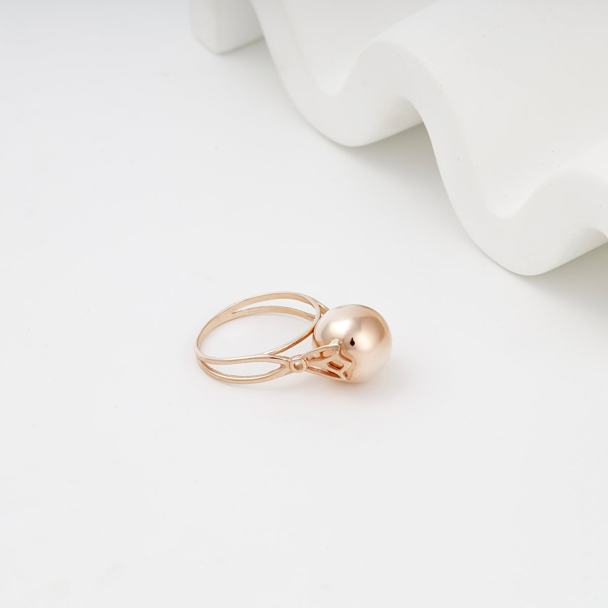 Rose gold ring with split band and sphere — 300337 — Kabluchka