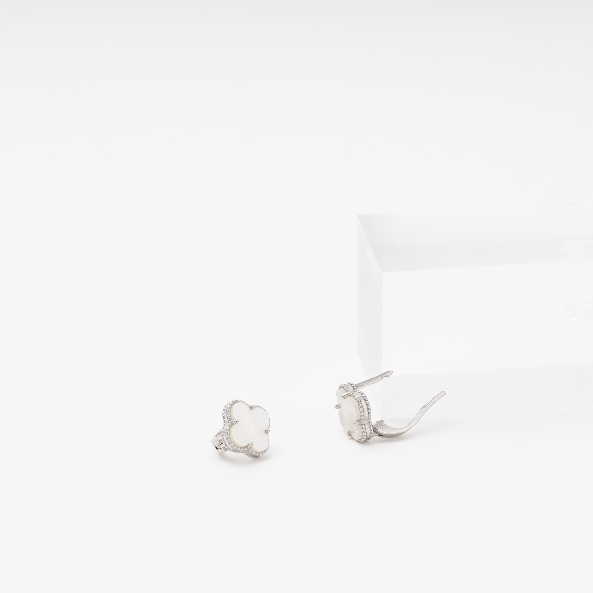 Silver clover earrings English lock closure detail — Kabluchka