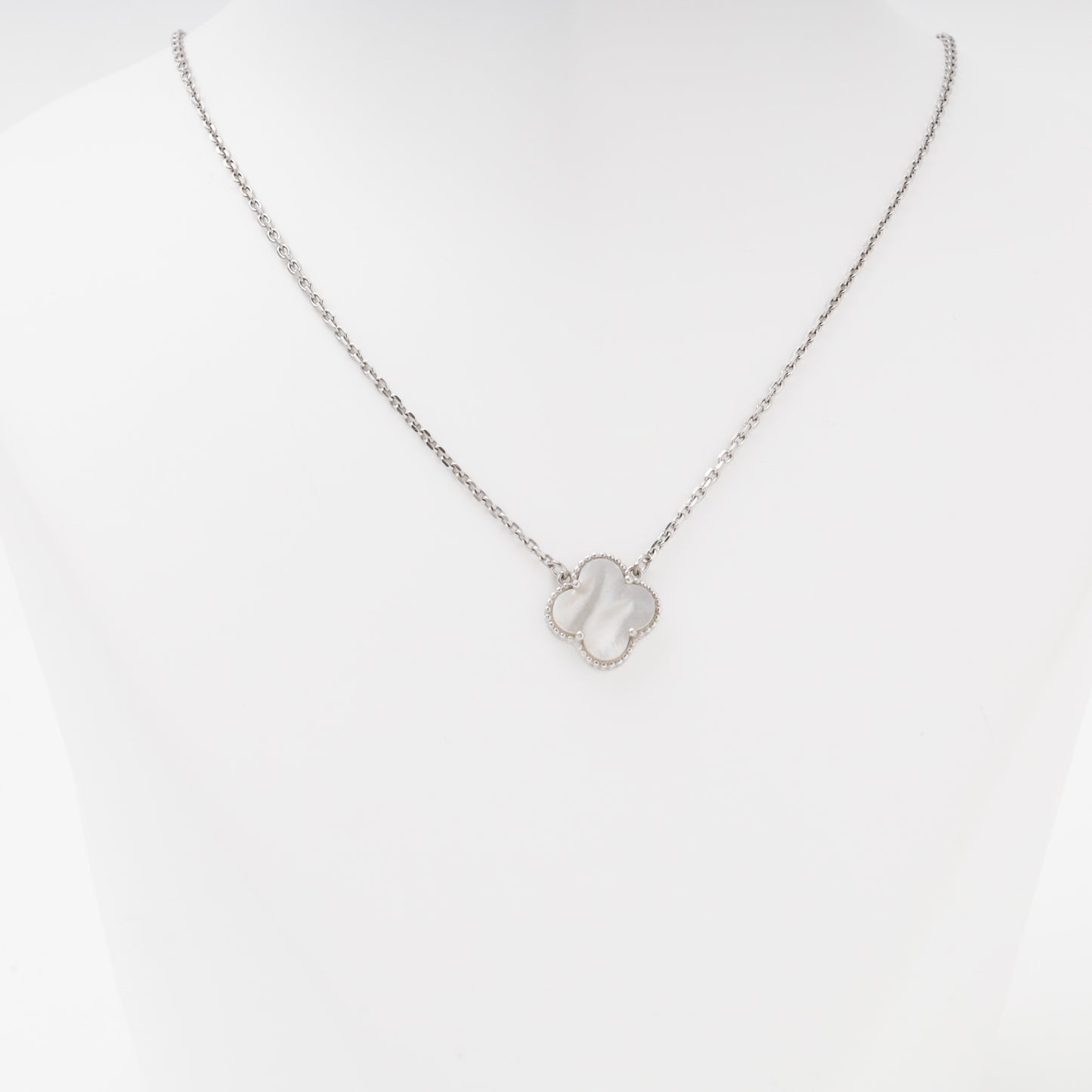 Silver necklace clover pendant close up on bust — Kabluchka