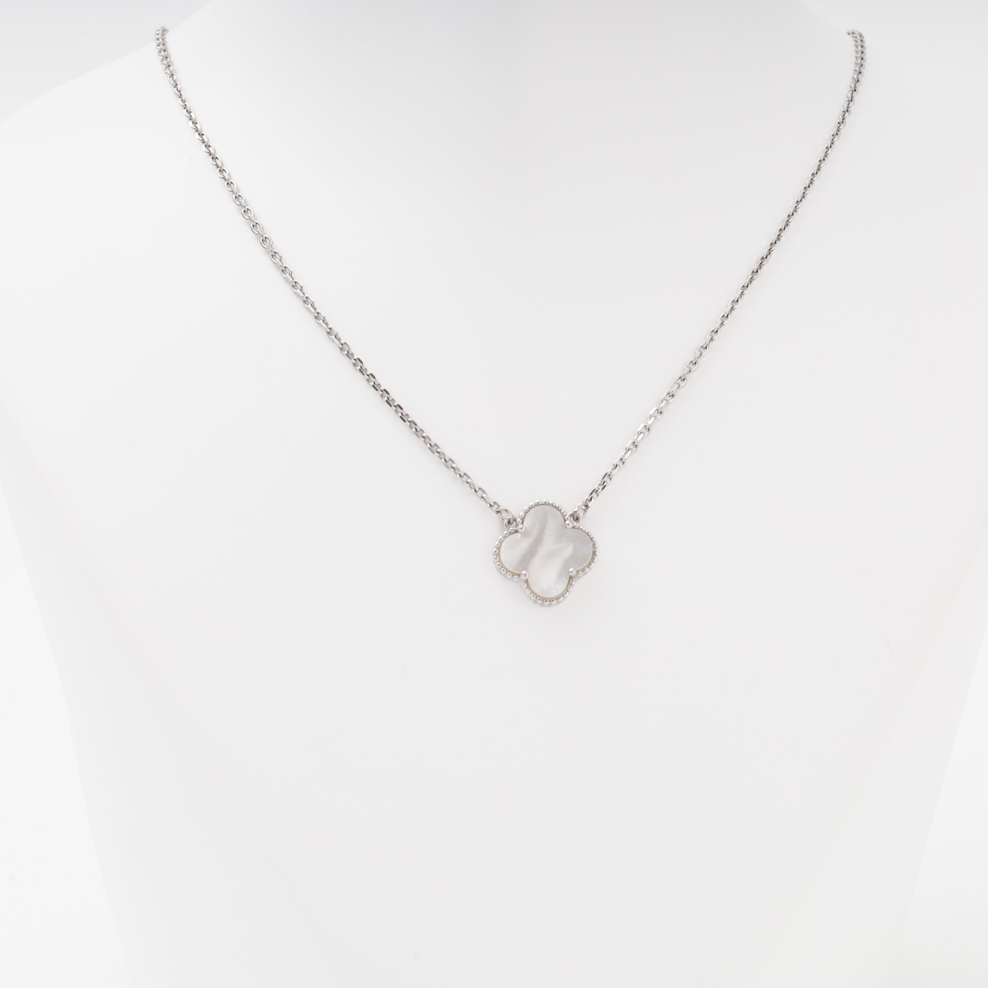 Silver necklace clover pendant close up on bust — Kabluchka
