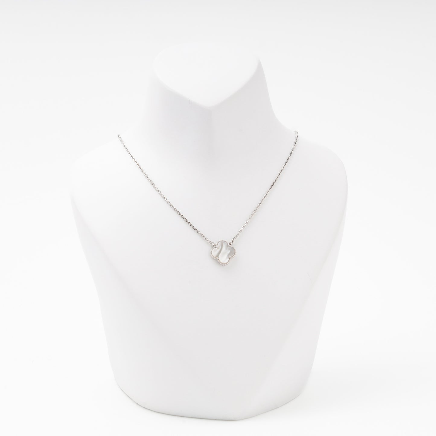 Silver 925 necklace with mother-of-pearl clover pendant on bust front — Kabluchka