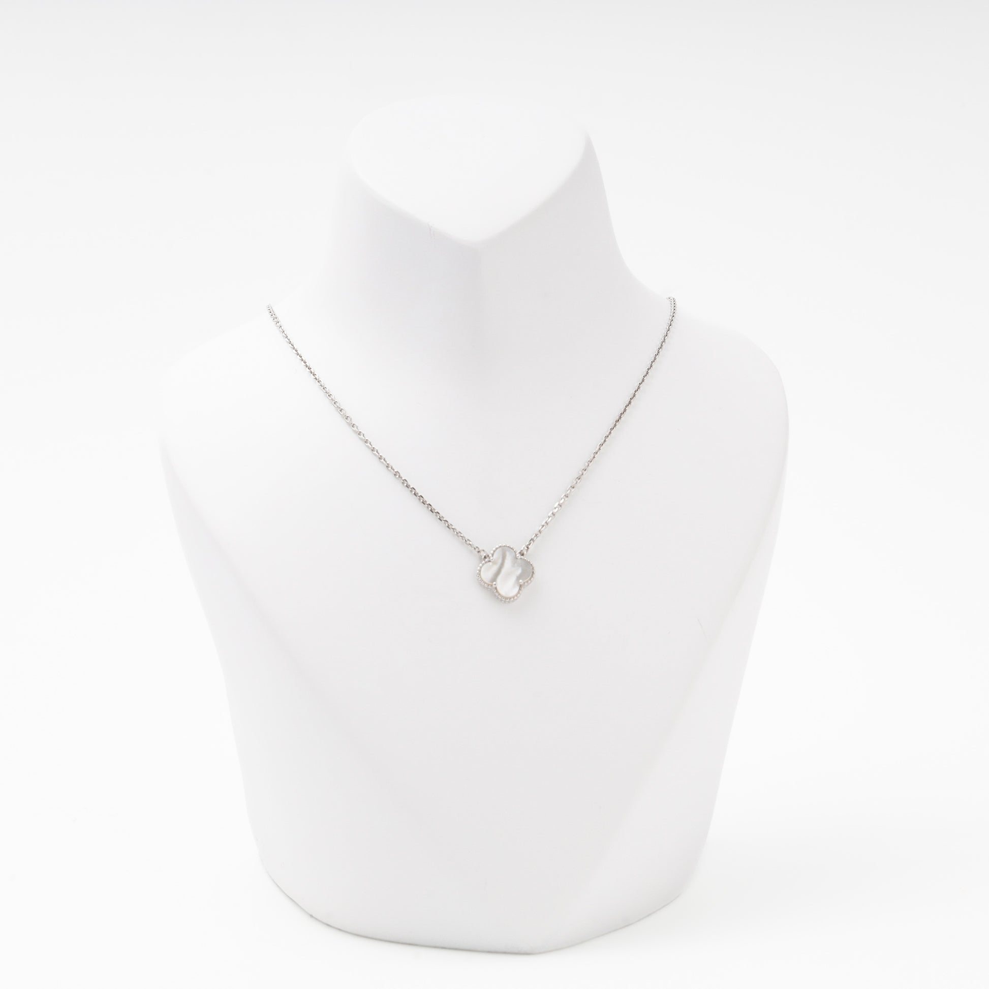 Silver 925 necklace with mother-of-pearl clover pendant on bust front — Kabluchka