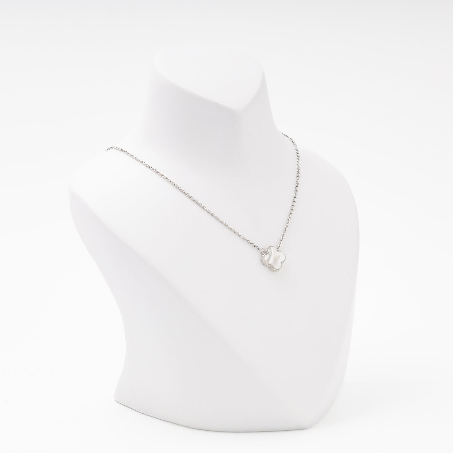 Silver necklace with mother-of-pearl clover on bust side view — Kabluchka