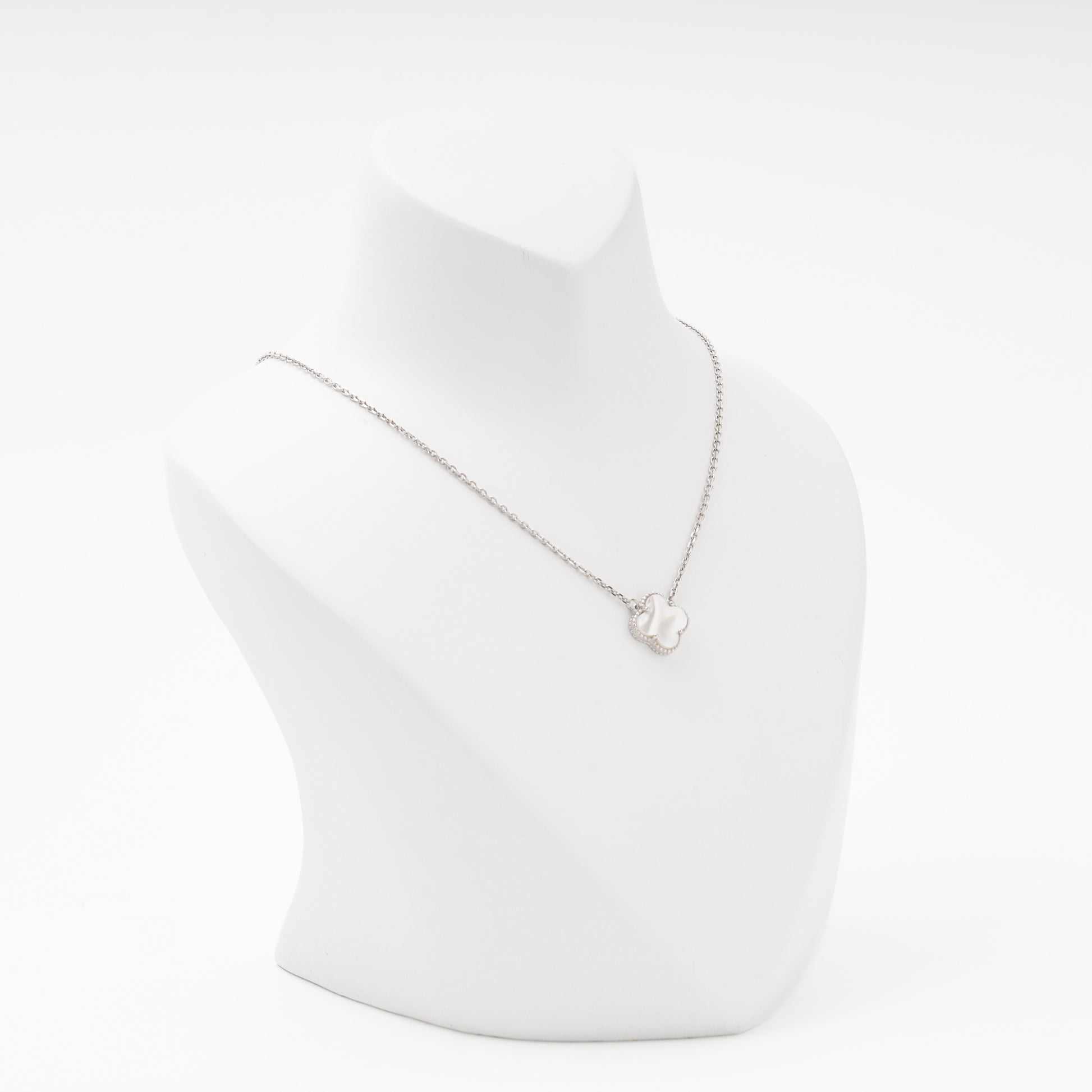 Silver necklace with mother-of-pearl clover on bust side view — Kabluchka