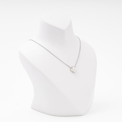 Silver necklace with mother-of-pearl clover on bust side view — Kabluchka