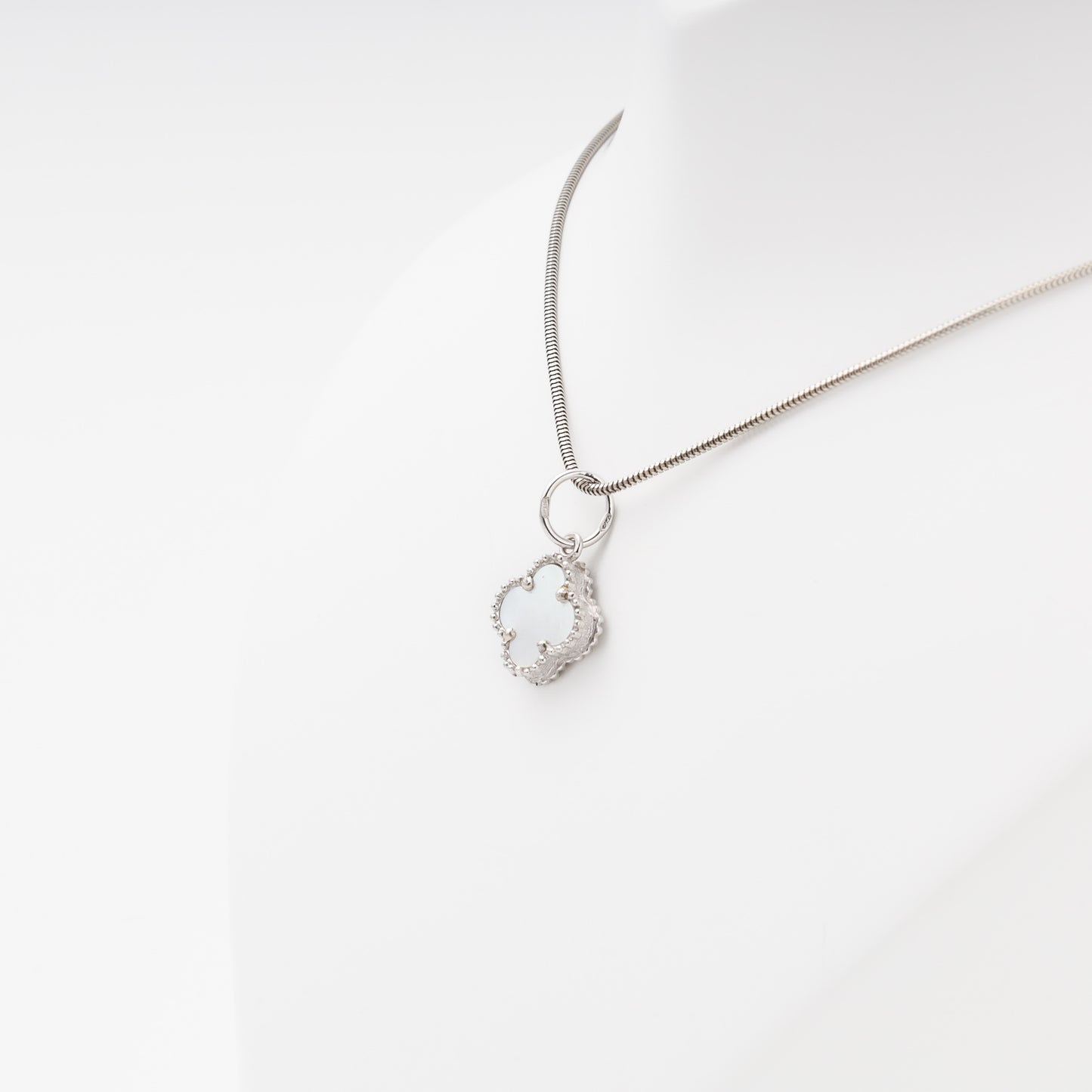 Silver 925 Clover Pendant with Mother-of-Pearl — Kabluchka