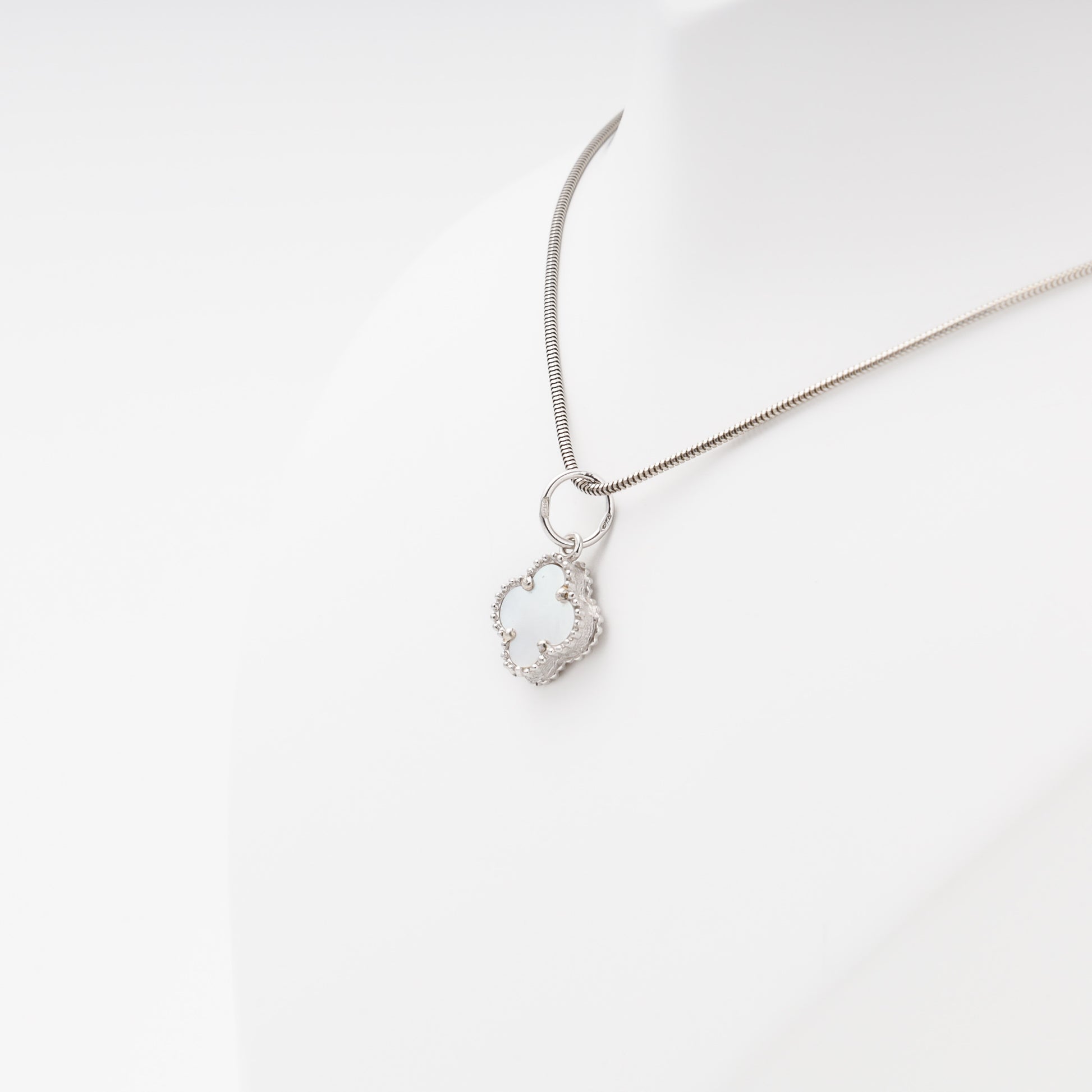 Silver 925 Clover Pendant with Mother-of-Pearl — Kabluchka