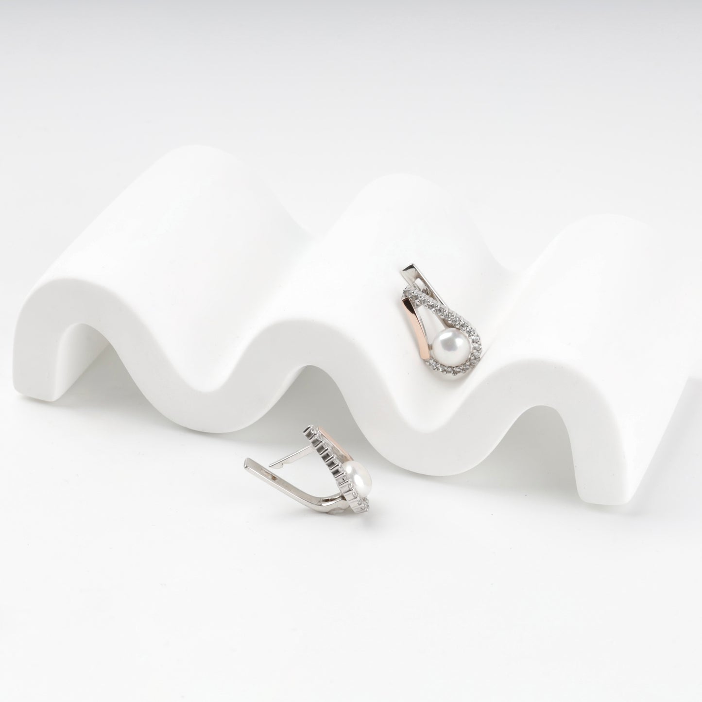 Pearl drop earrings with English locks — side view — Kabluchka