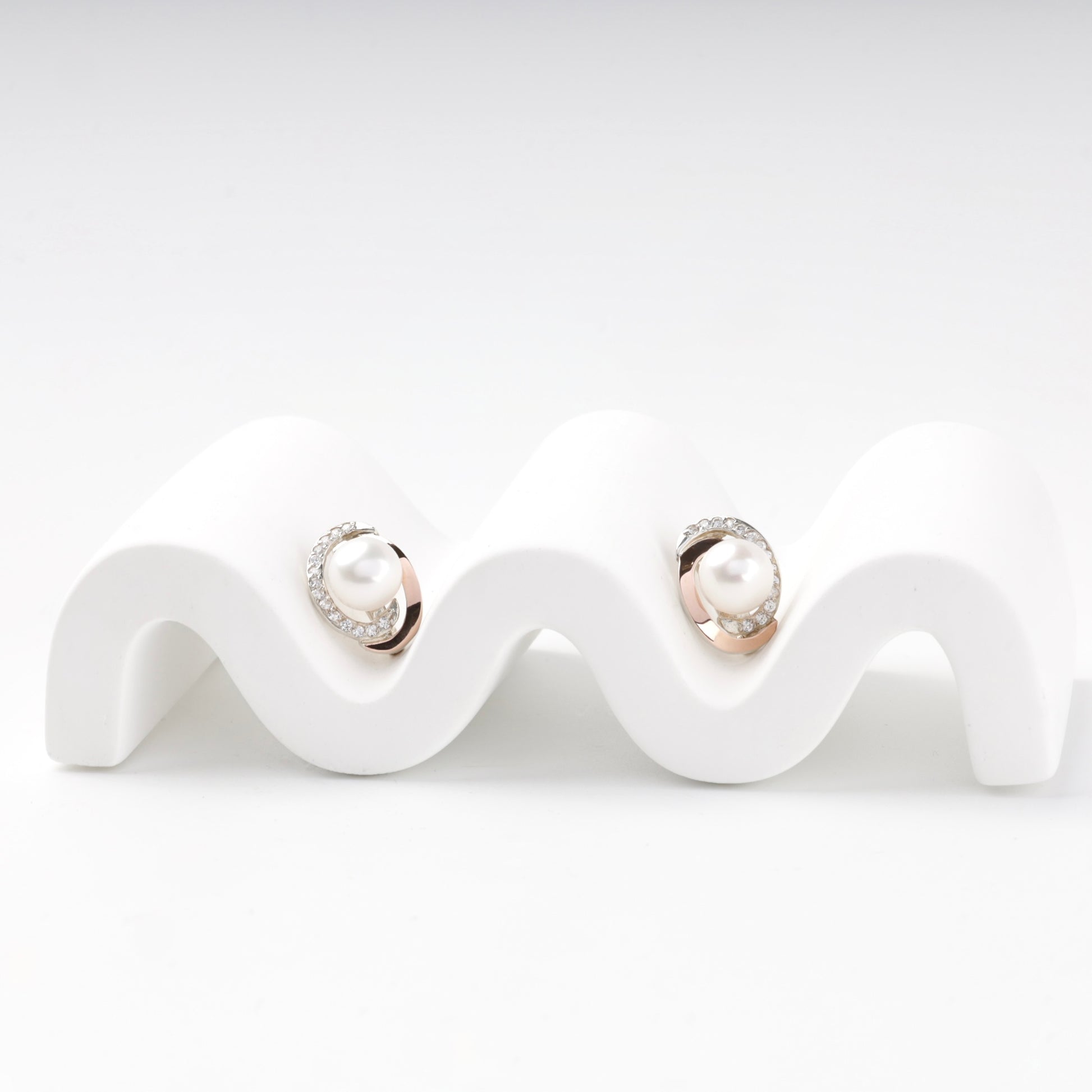 Two-tone pearl drop earrings — display view — Kabluchka