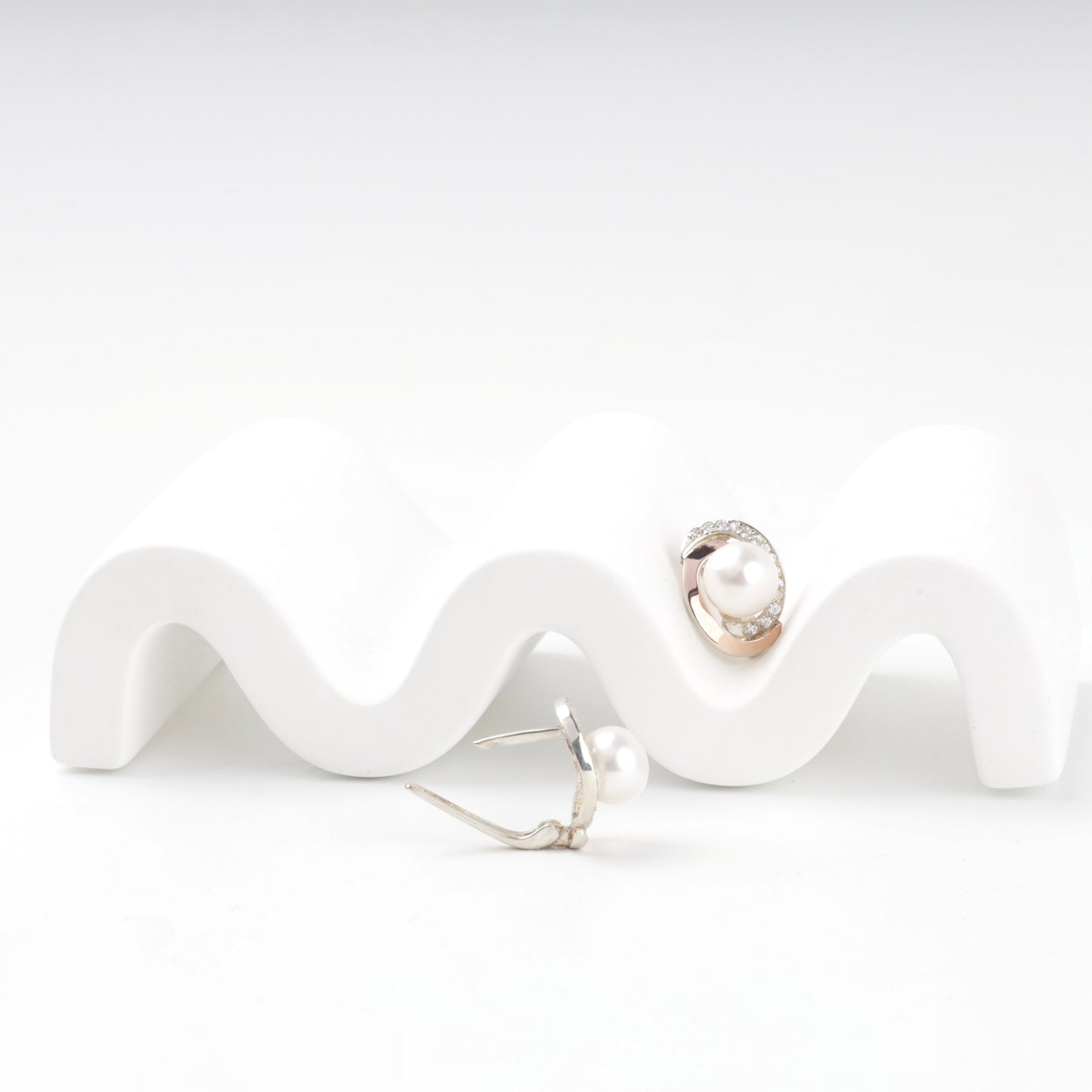 English-lock pearl earrings — open clasp view — Kabluchka