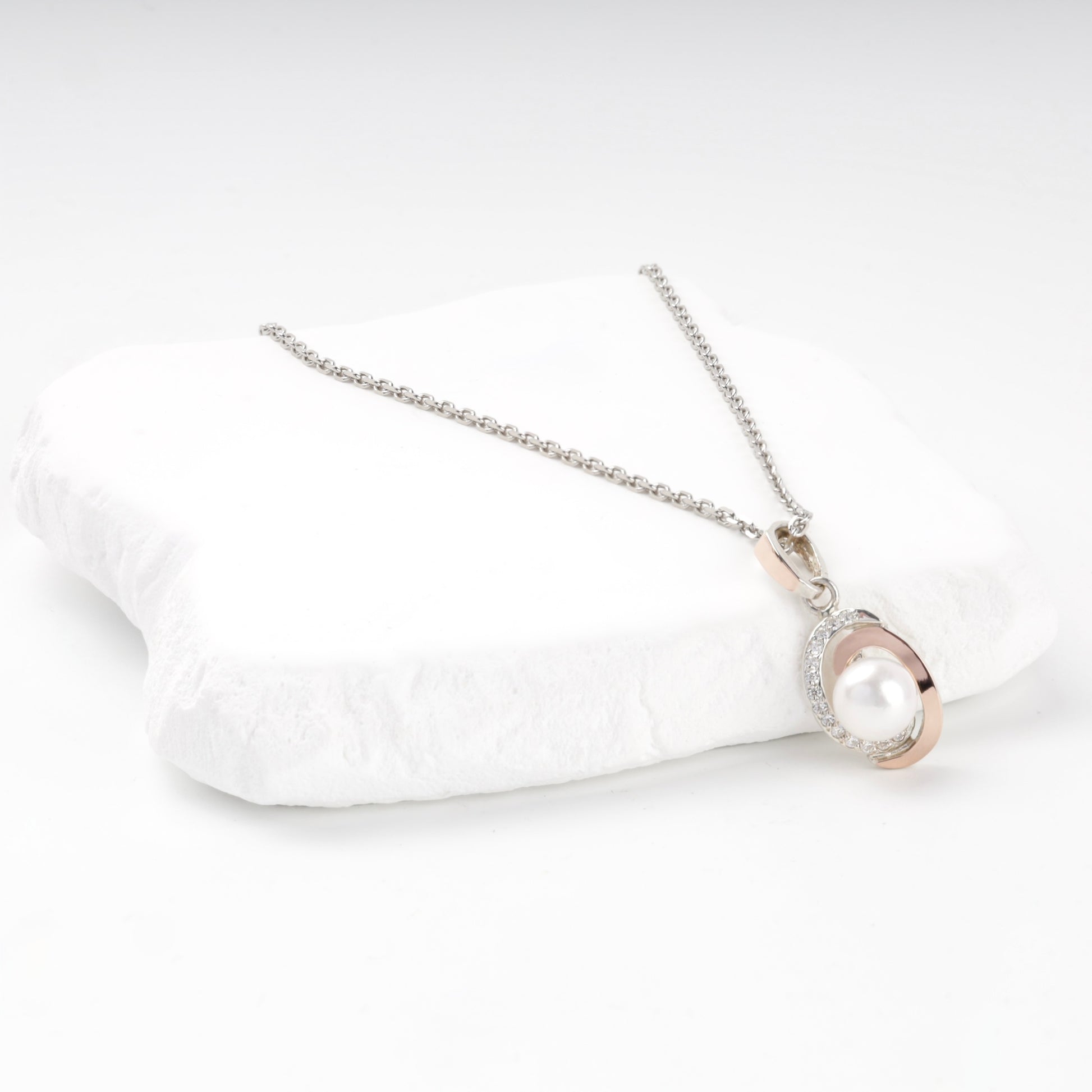 Silver and Gold 375 pearl pendant — angled view — Kabluchka