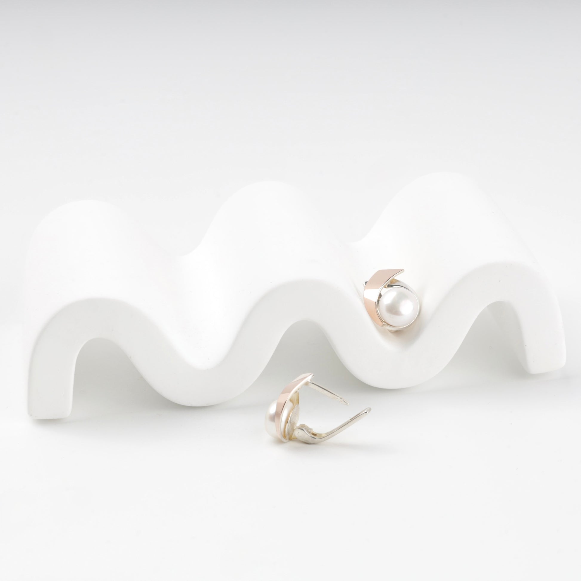 Pearl drop earrings with open English lock — back view — Kabluchka