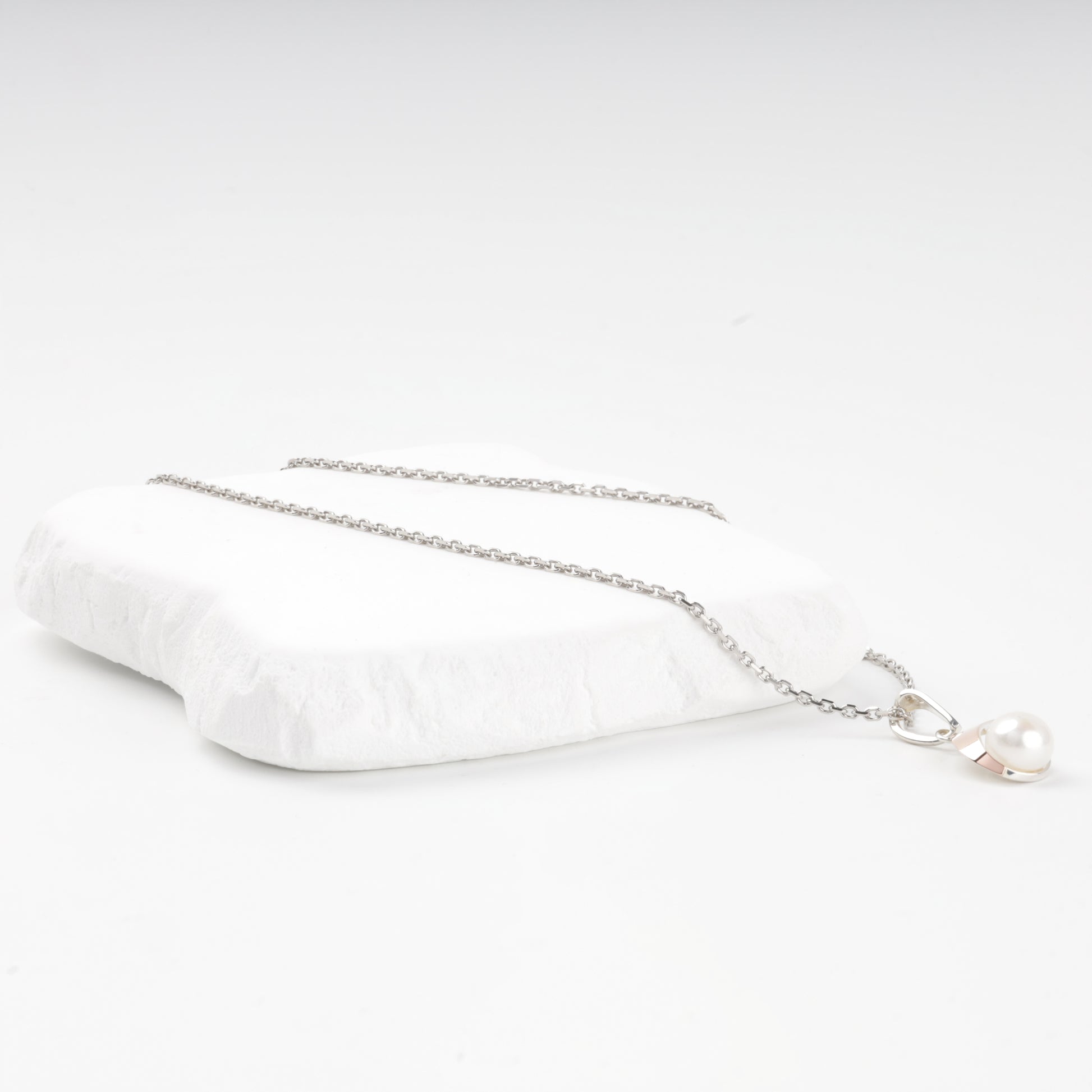 Silver 925 cultured pearl pendant — side view — Kabluchka