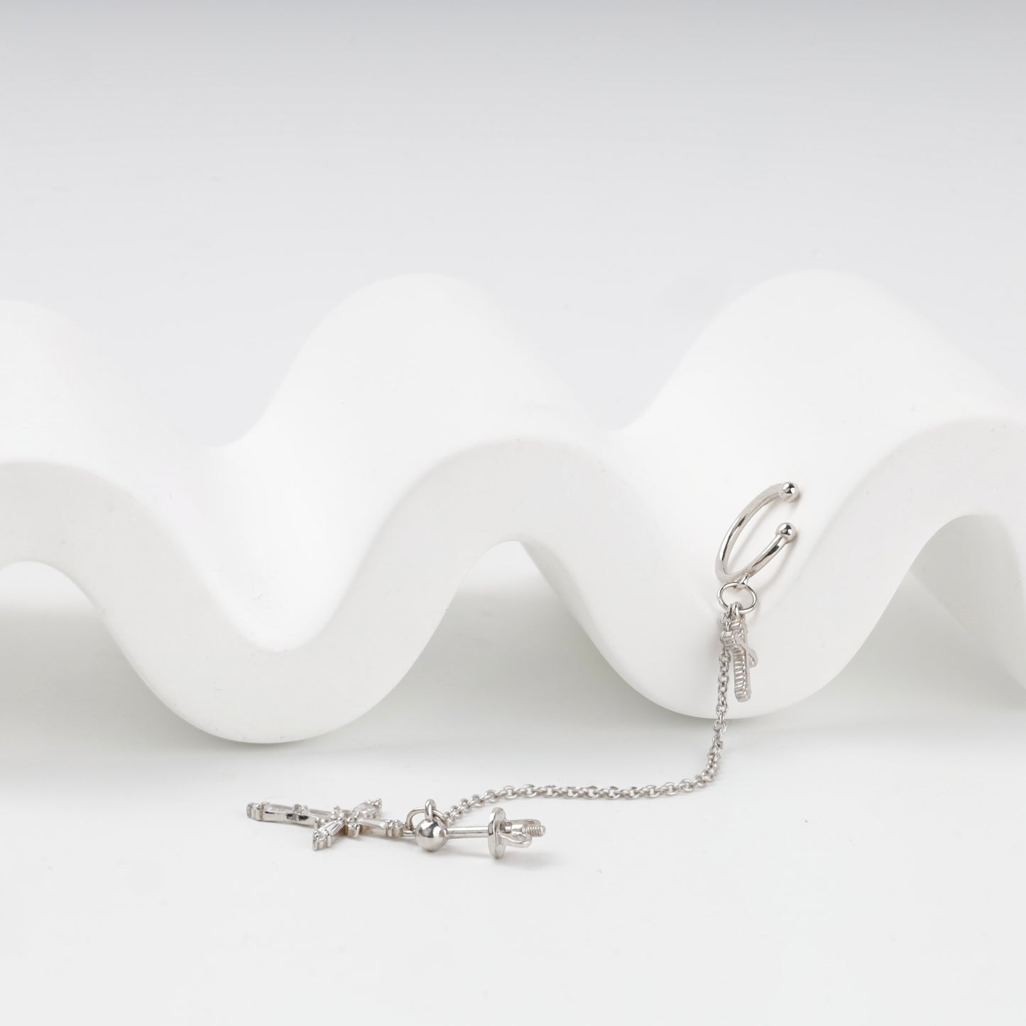 Silver 925 cross earring with chain and ear cuff, flat view — Kabluchka