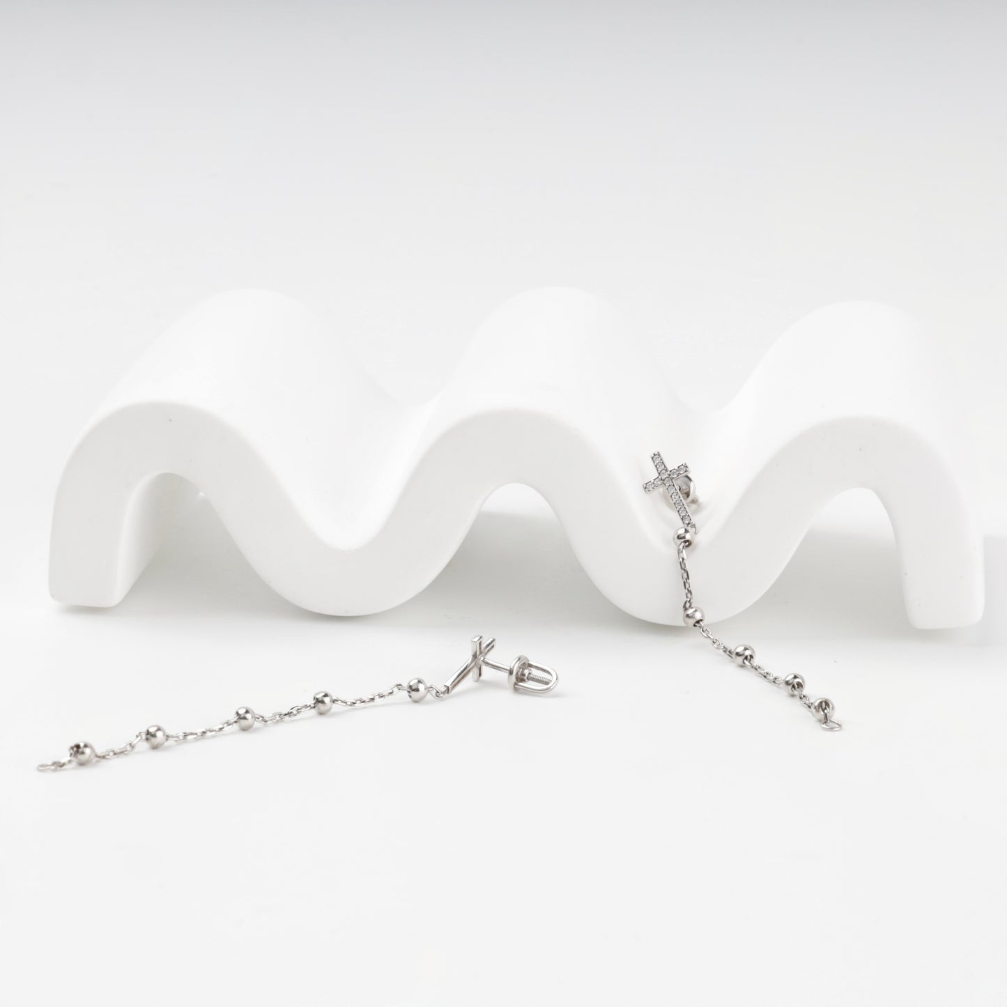 Cross drop earrings in rhodium-plated silver, detail view — Kabluchka
