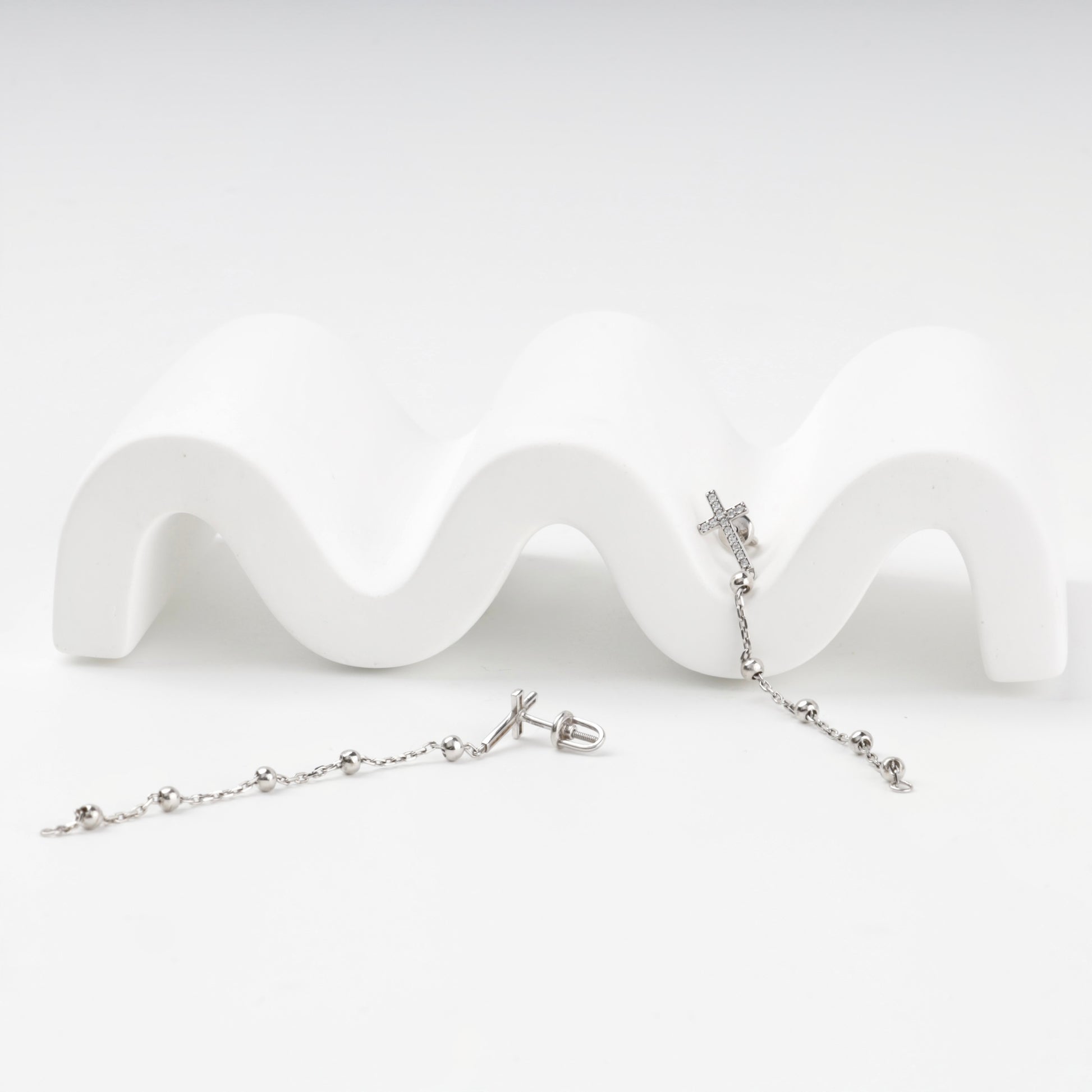 Cross drop earrings in rhodium-plated silver, detail view — Kabluchka