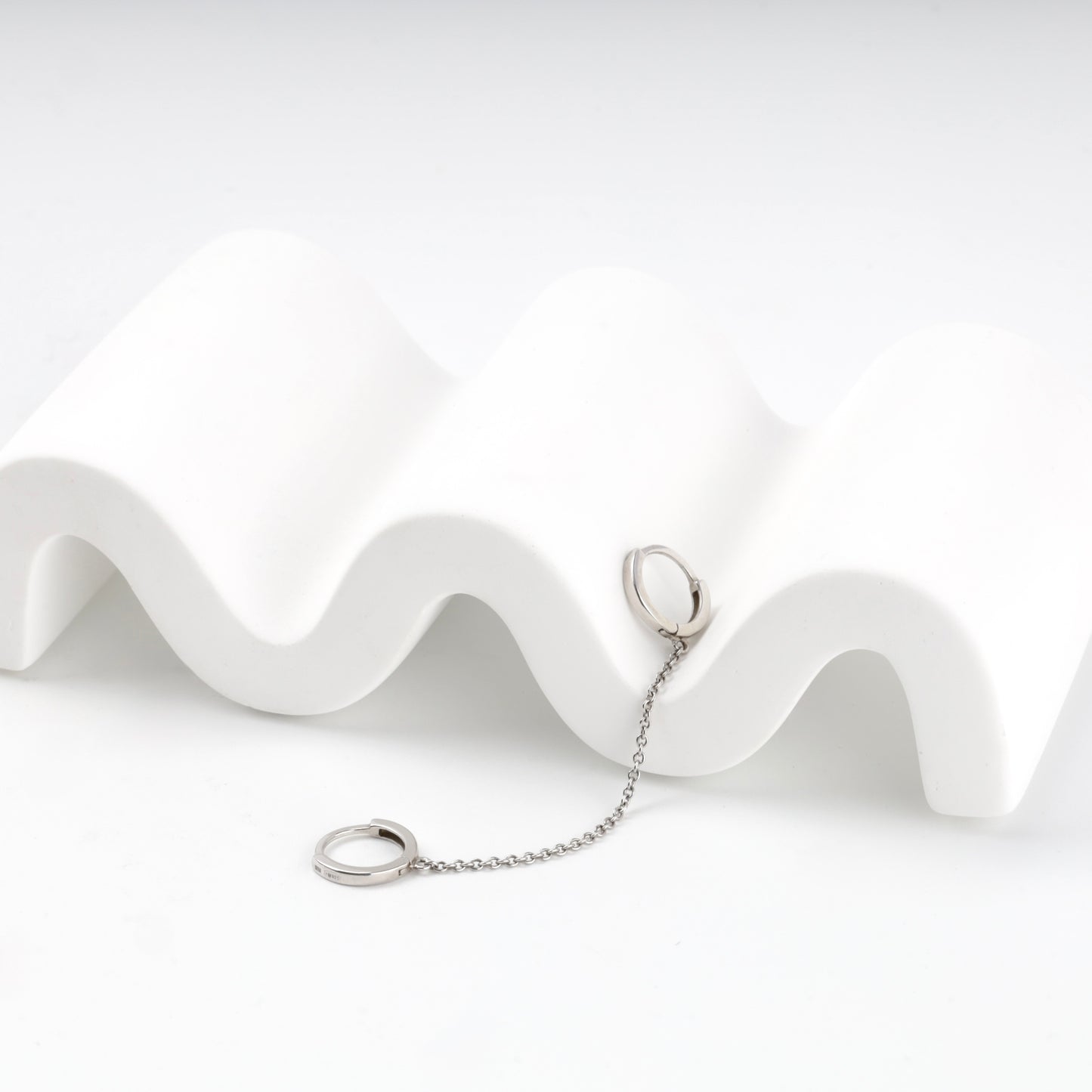 Silver 925 double huggie hoop earring linked by a fine chain — Kabluchka