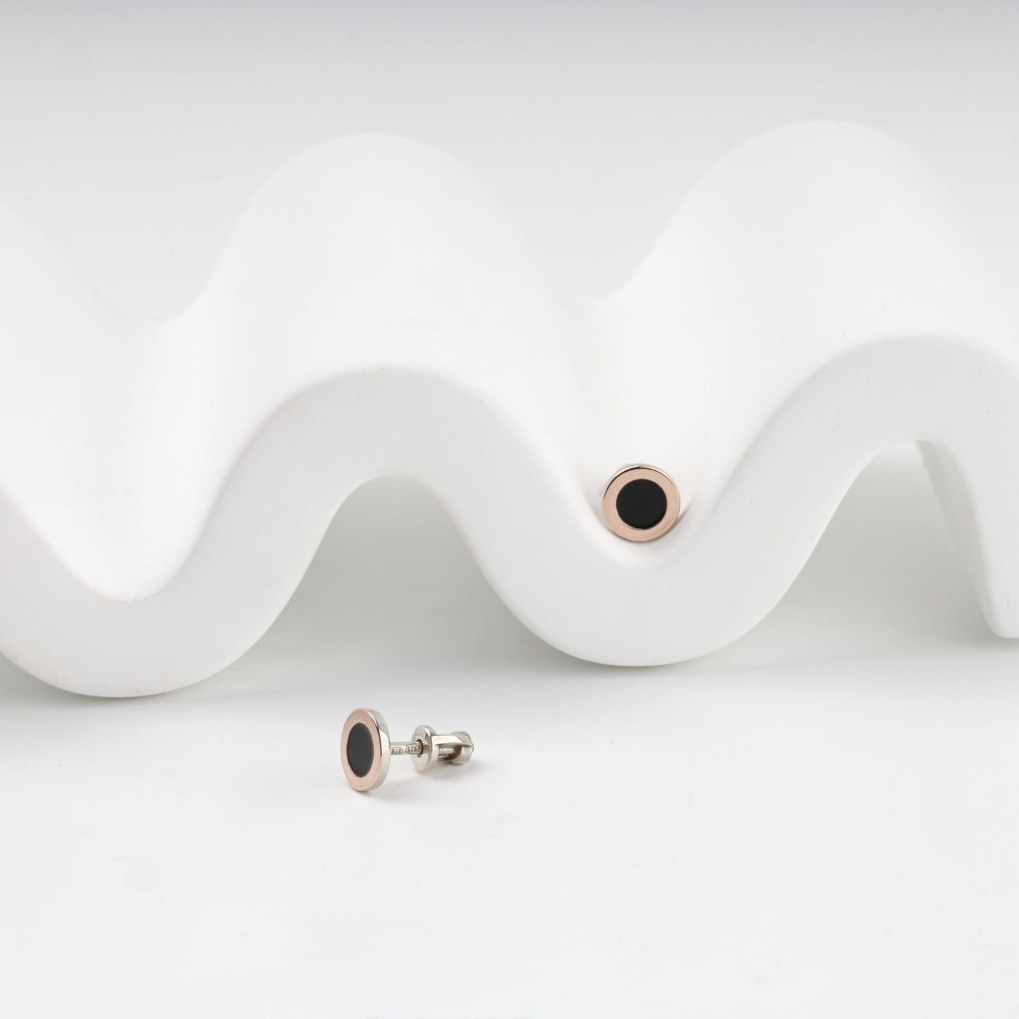 Silver 925 stud earrings with black enamel and gold 375 — Kabluchka