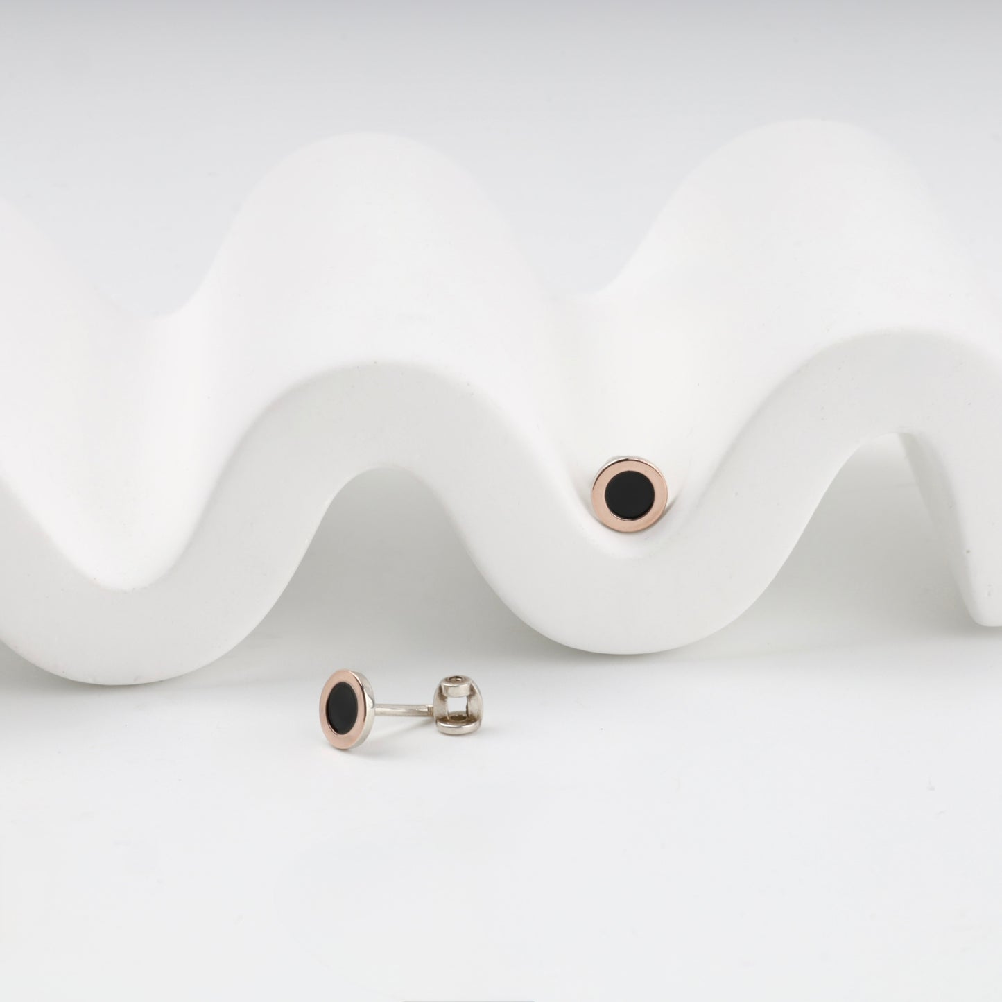 Silver 925 stud earrings with black enamel and gold 375 — Kabluchka