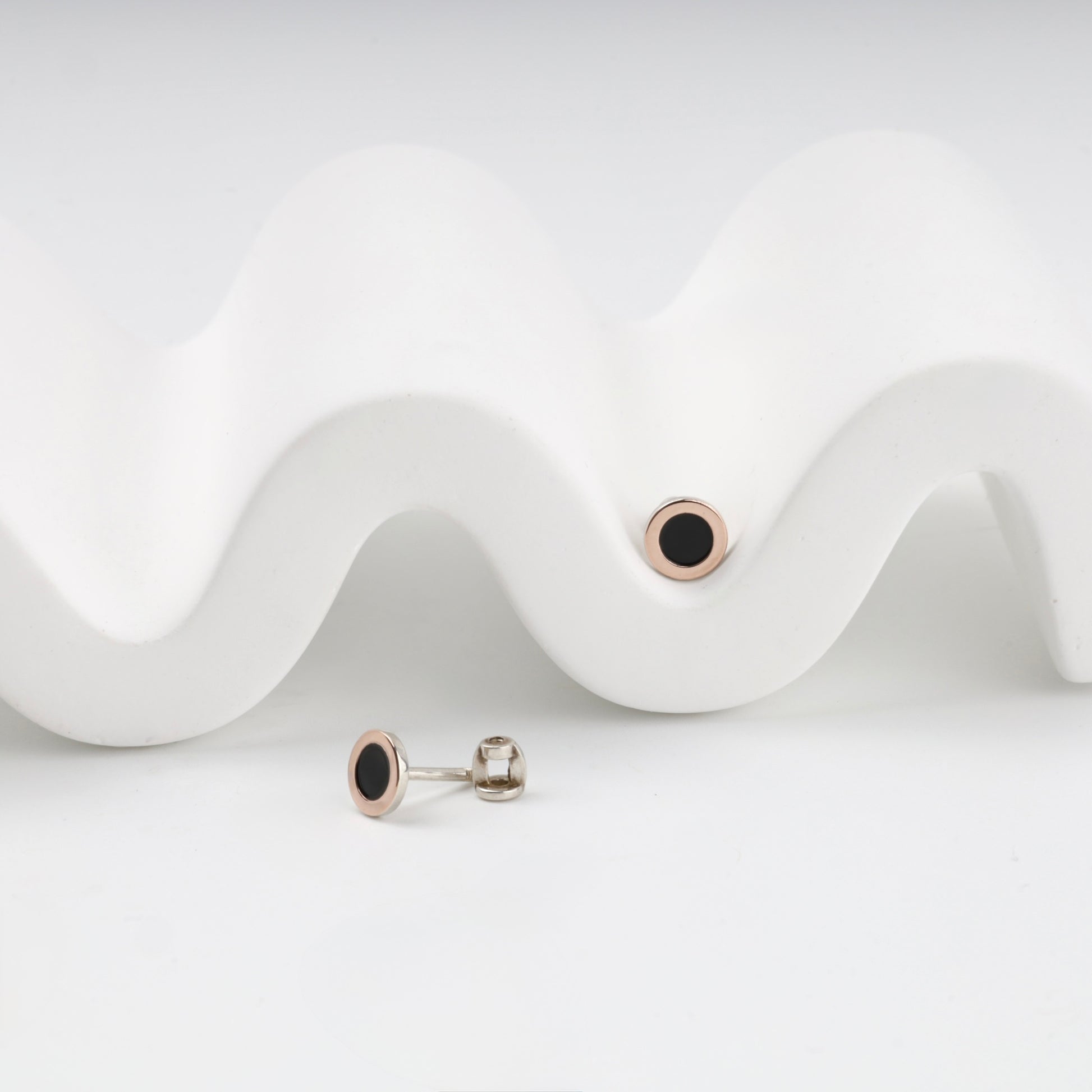 Silver 925 stud earrings with black enamel and gold 375 — Kabluchka