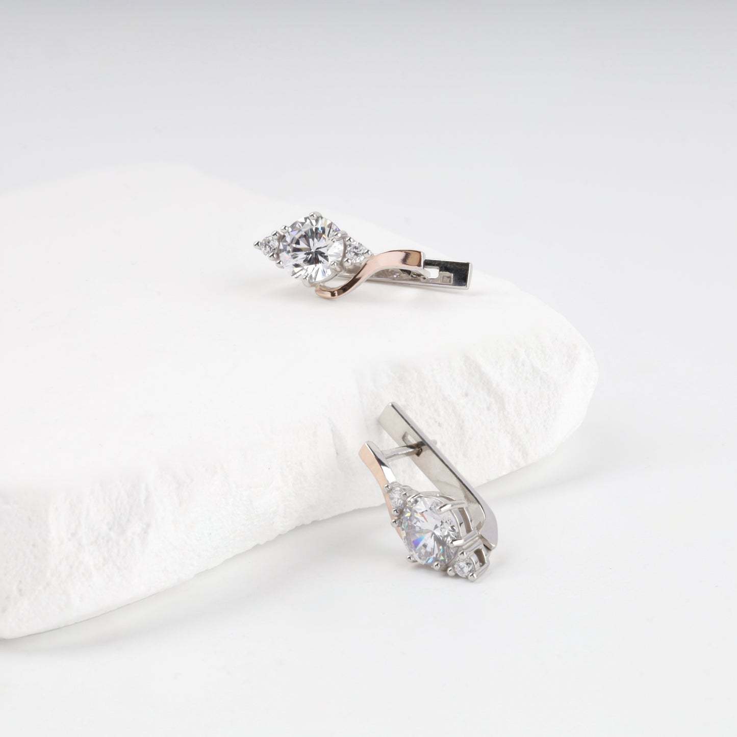 Rhodium-plated two-tone earrings side view — Kabluchka