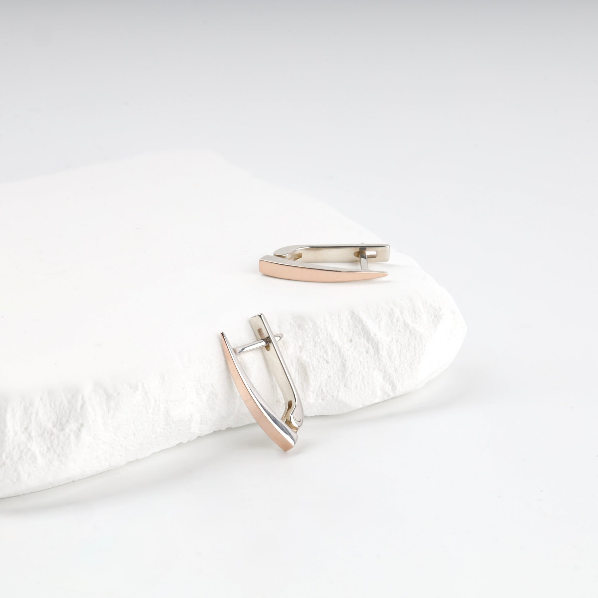 Silver 925 curved drop earrings with gold 375 — Kabluchka