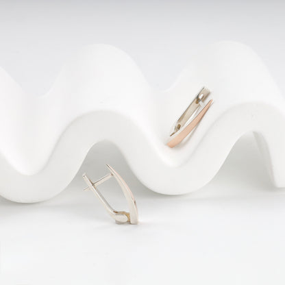 Silver 925 curved drop earrings with gold 375 — Kabluchka