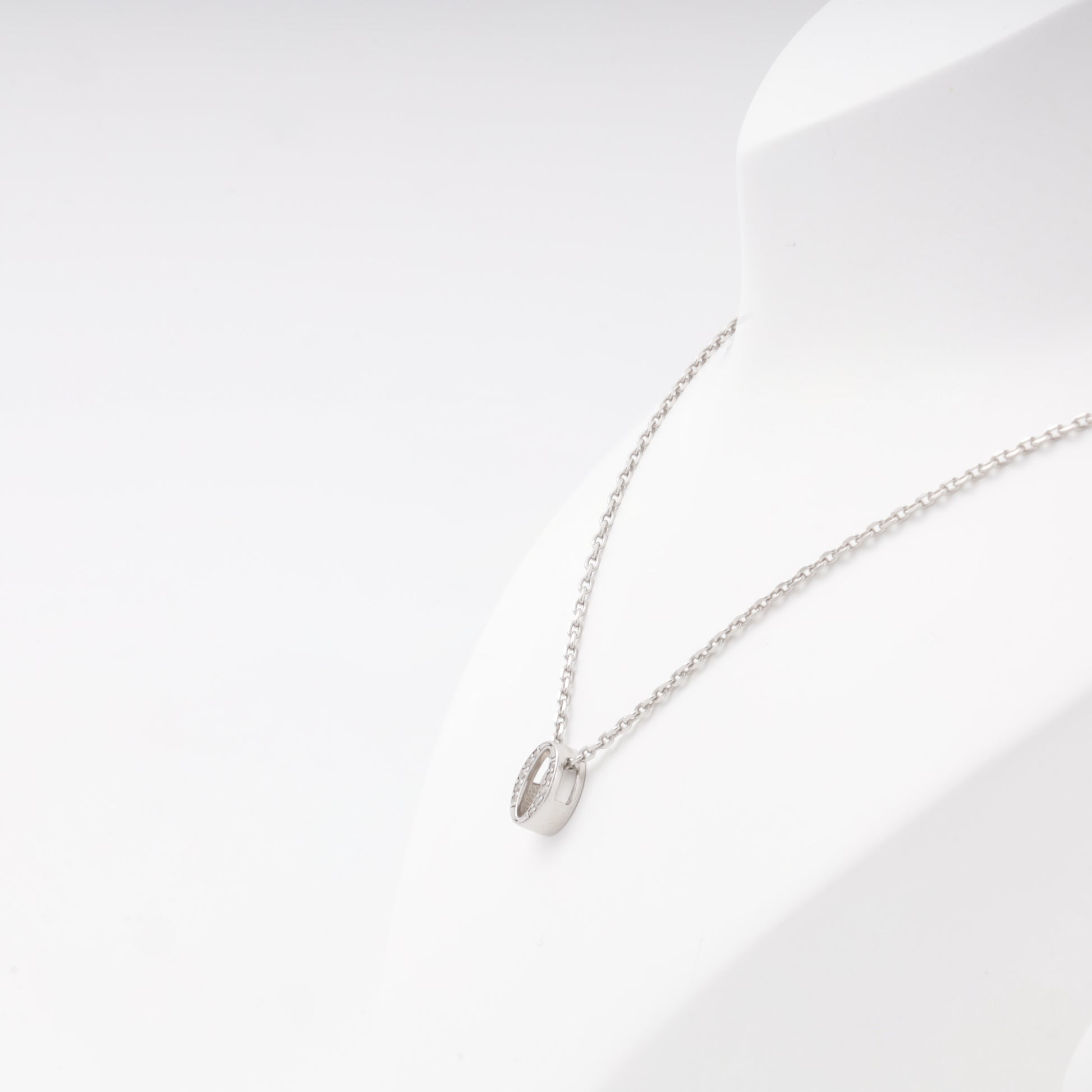 Silver 925 oval cubic zirconia pendant on chain — Kabluchka