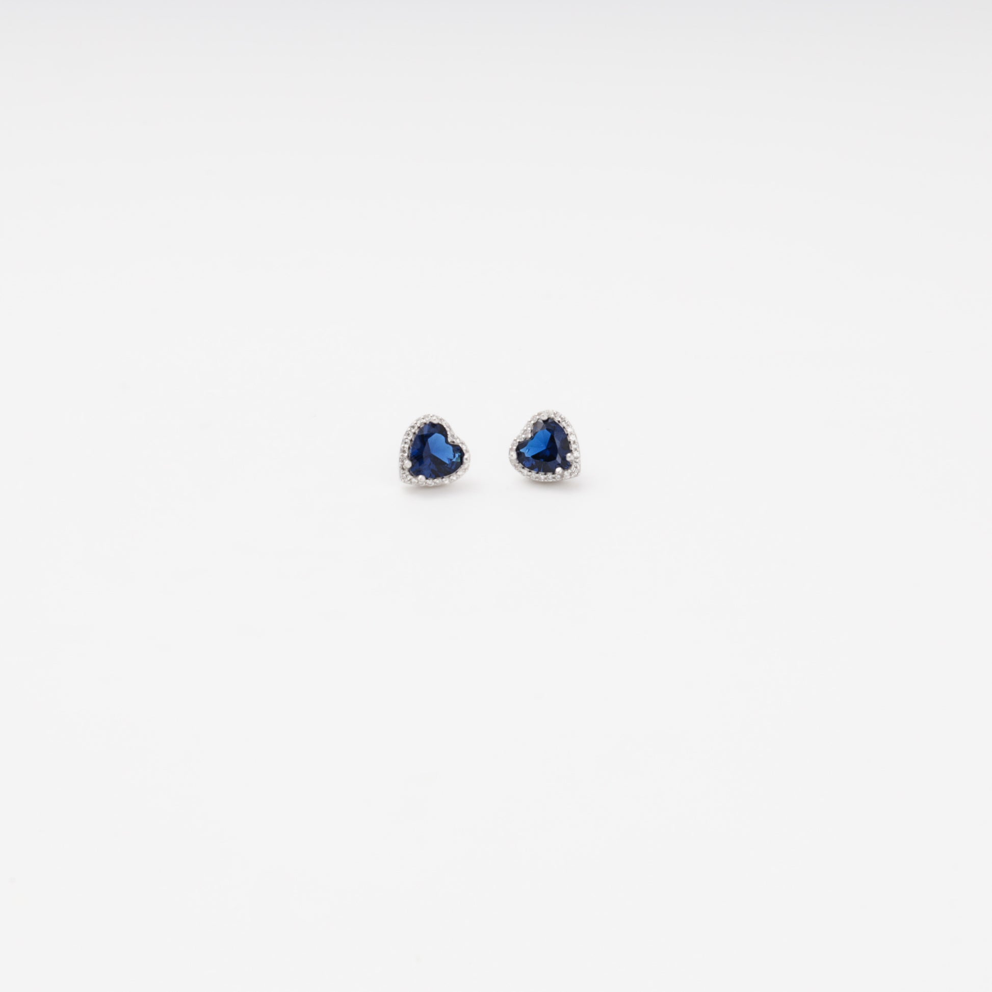 Silver 925 blue heart stud earrings close-up — Kabluchka